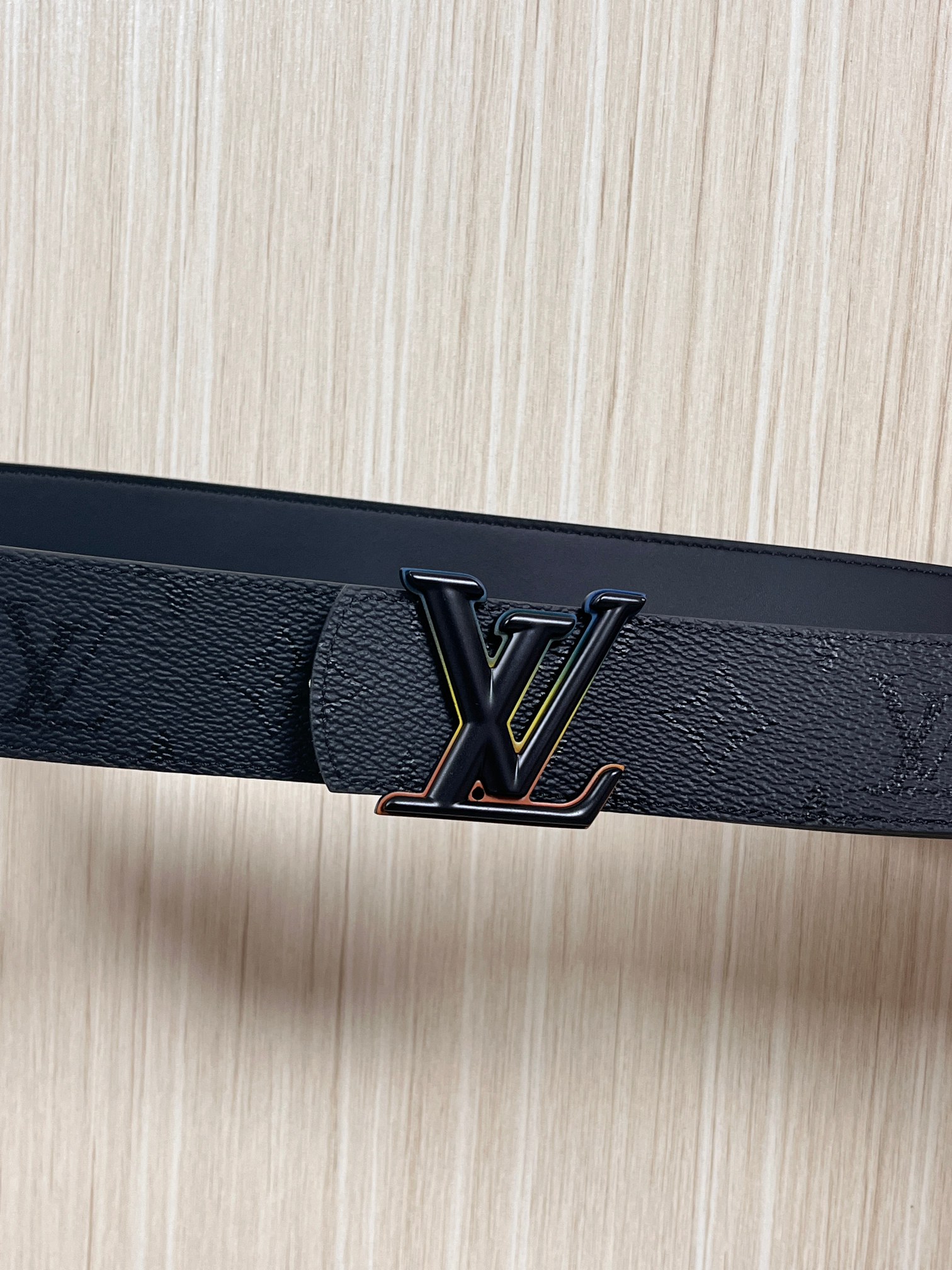 当季新款一腰带两穿：双面设计，一面哑光灰花花休闲，一面纯黑商务，轻松适配通勤、休闲、正式等全场景，经典与