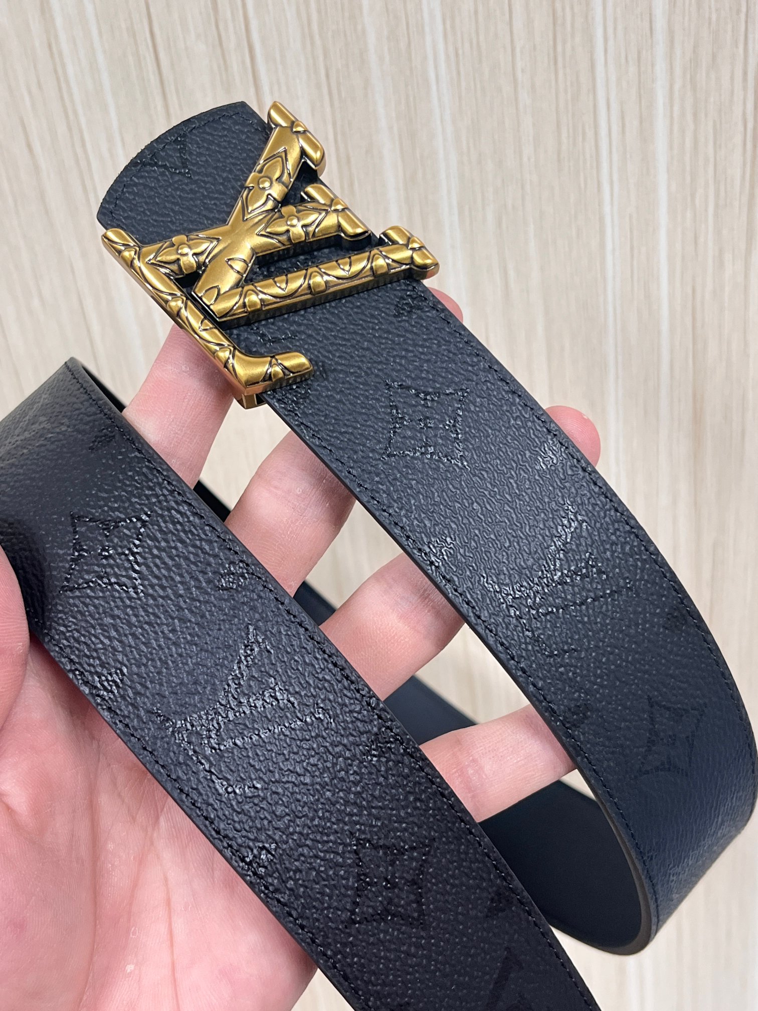 当季新款一腰带两穿：双面设计，一面哑光灰花花休闲，一面纯黑商务，轻松适配通勤、休闲、正式等全场景，经典与