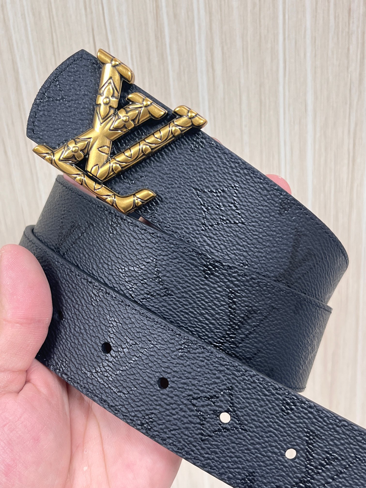 当季新款一腰带两穿：双面设计，一面哑光灰花花休闲，一面纯黑商务，轻松适配通勤、休闲、正式等全场景，经典与