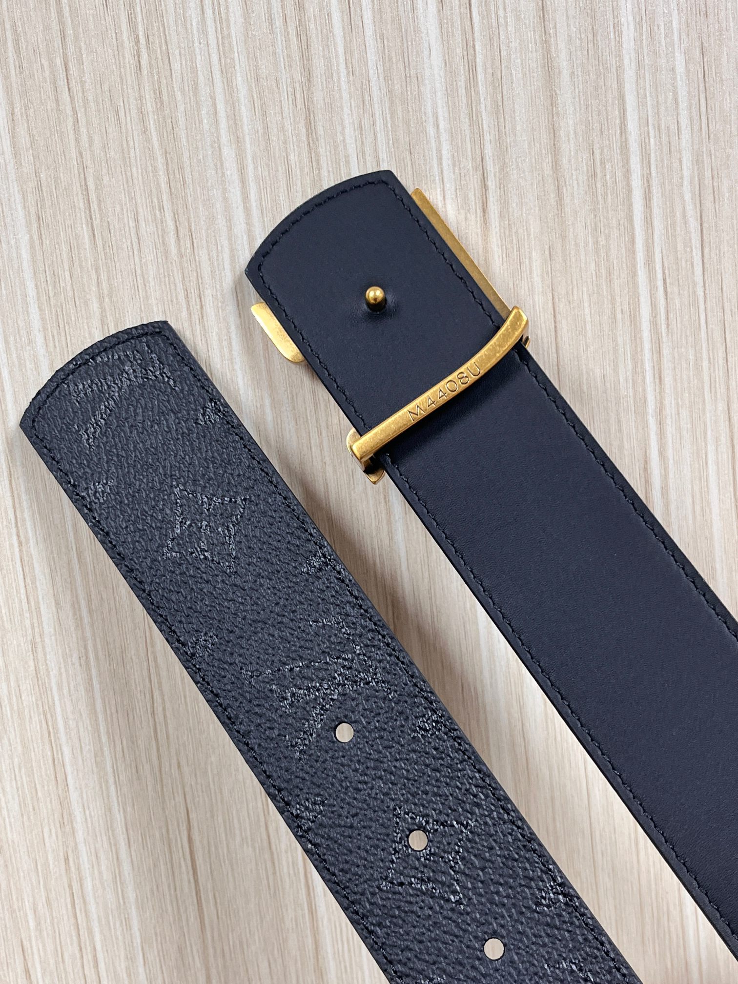 当季新款一腰带两穿：双面设计，一面哑光灰花花休闲，一面纯黑商务，轻松适配通勤、休闲、正式等全场景，经典与