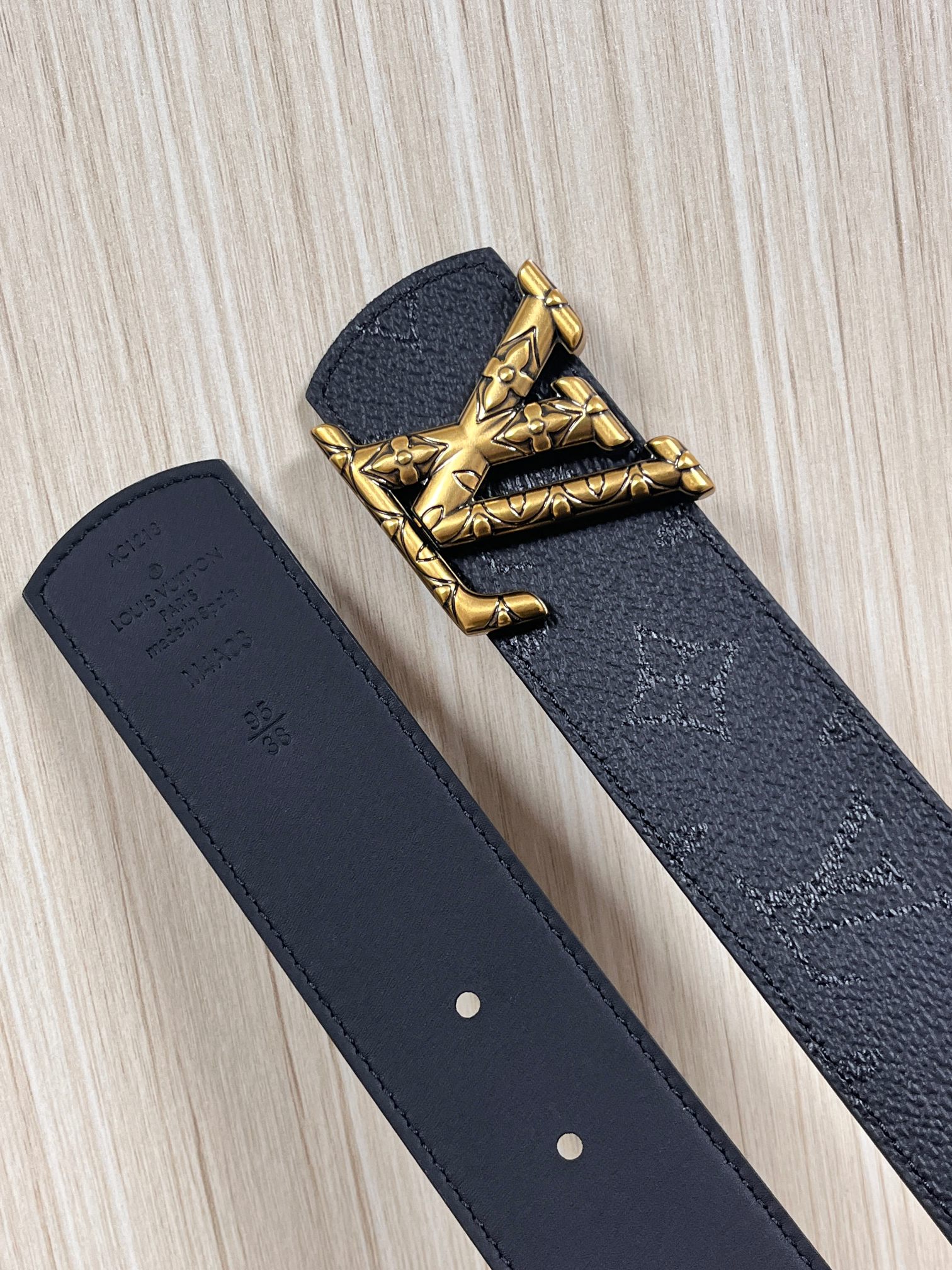 当季新款一腰带两穿：双面设计，一面哑光灰花花休闲，一面纯黑商务，轻松适配通勤、休闲、正式等全场景，经典与