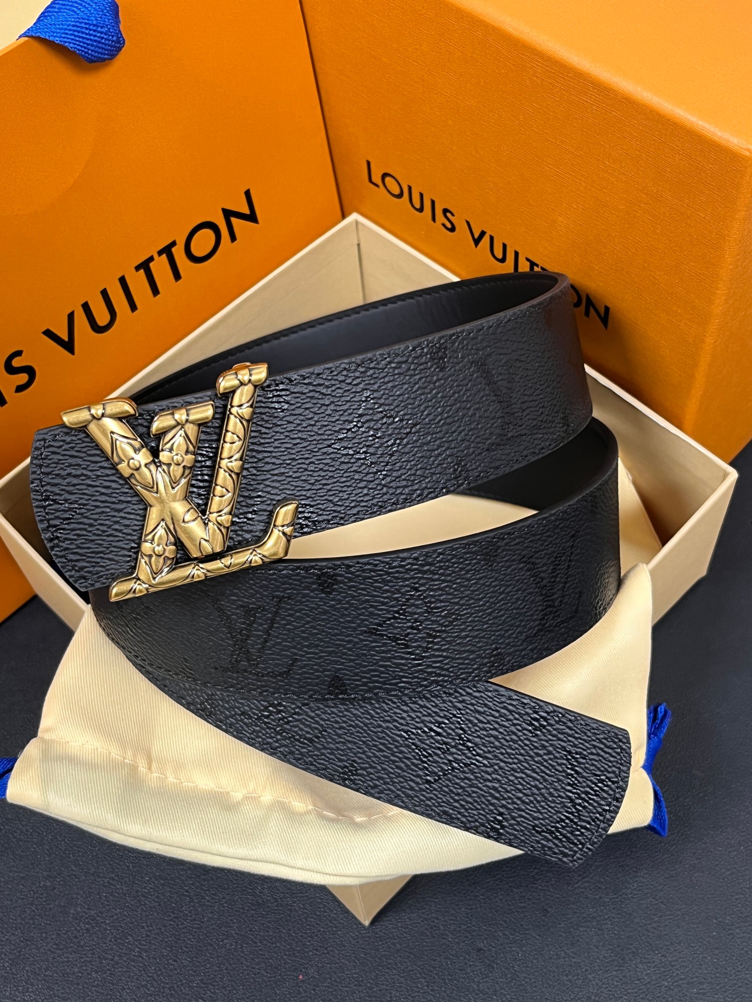 当季新款一腰带两穿：双面设计，一面哑光灰花花休闲，一面纯黑商务，轻松适配通勤、休闲、正式等全场景，经典与