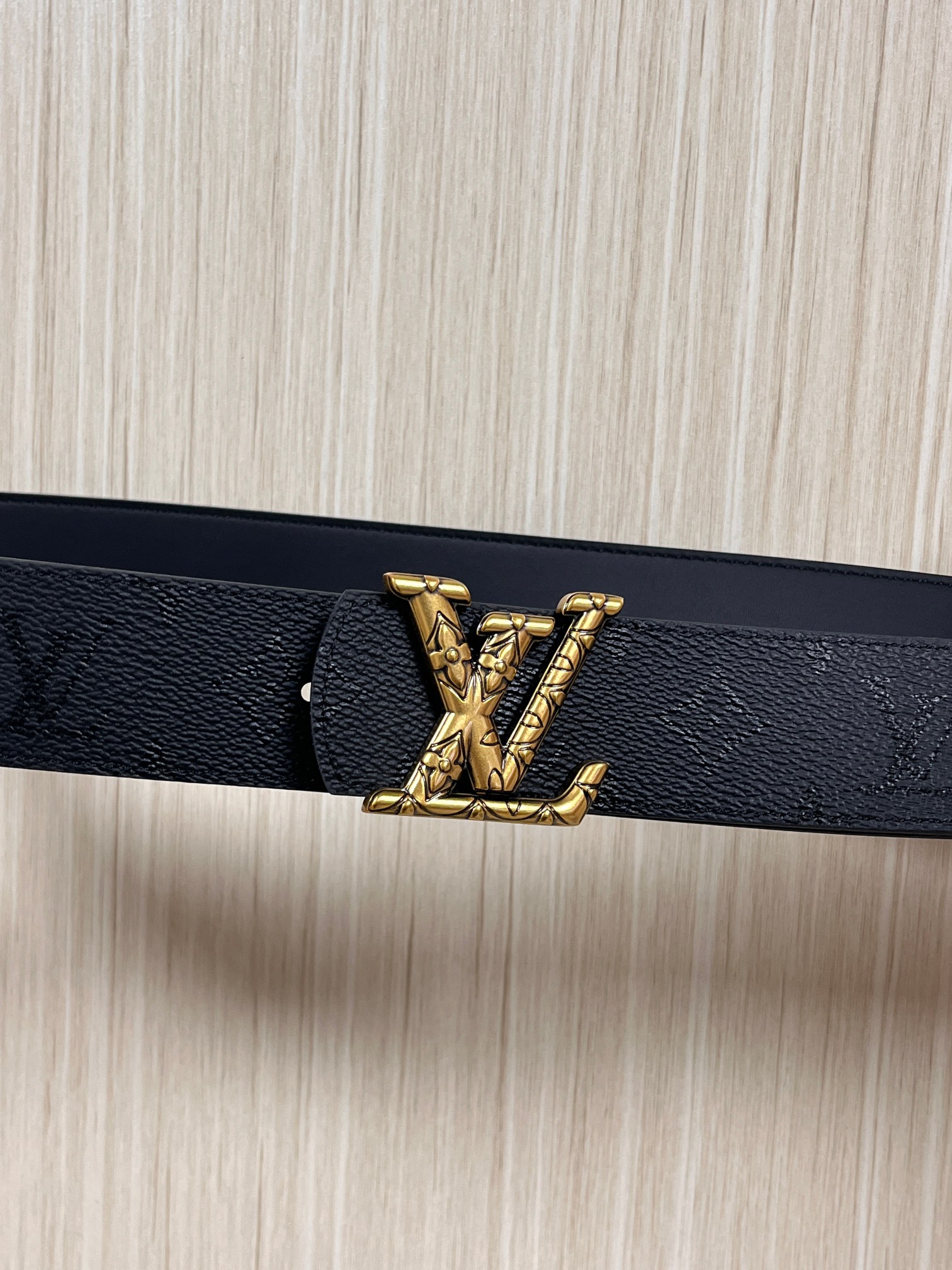 当季新款一腰带两穿：双面设计，一面哑光灰花花休闲，一面纯黑商务，轻松适配通勤、休闲、正式等全场景，经典与