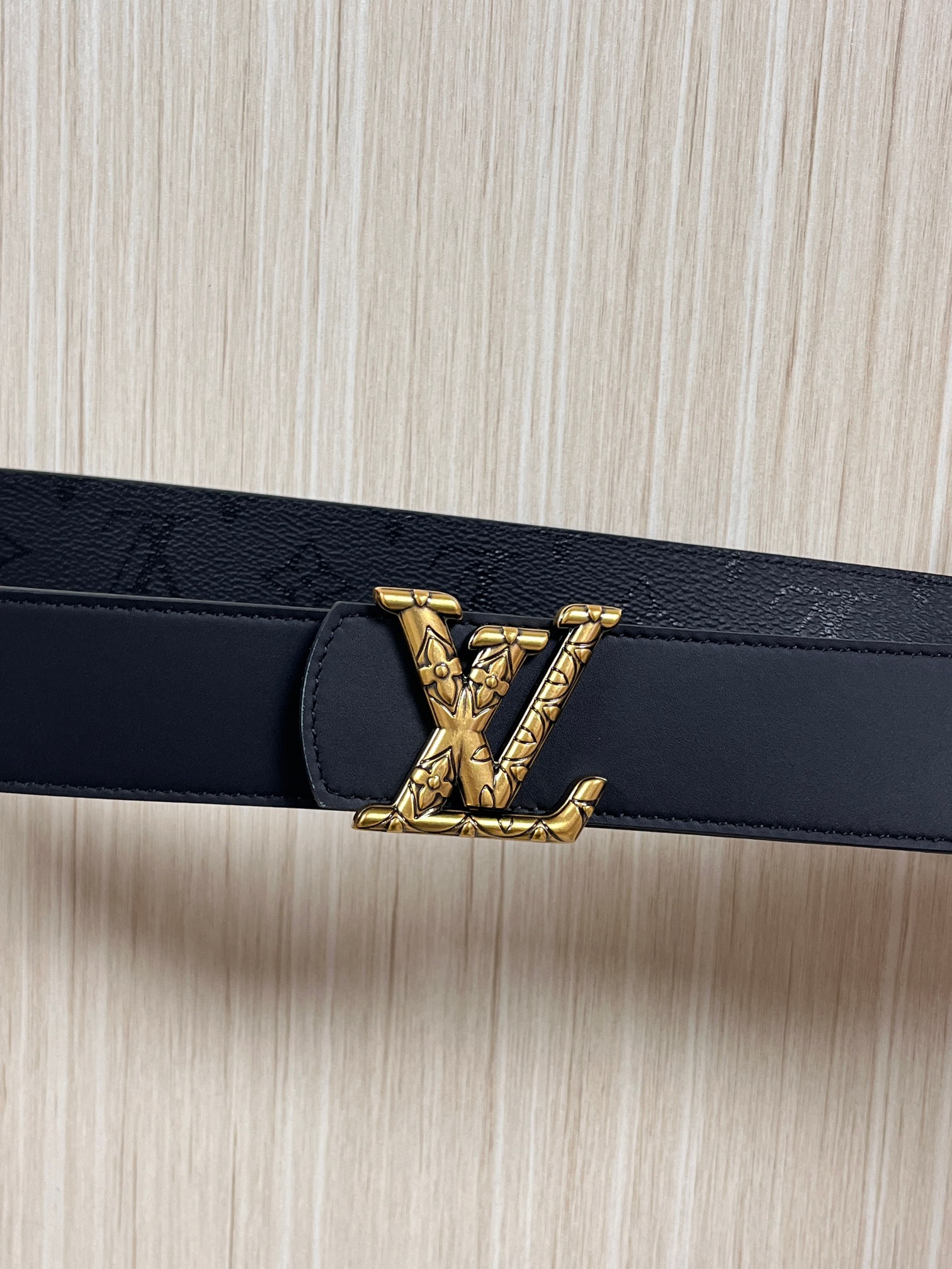 当季新款一腰带两穿：双面设计，一面哑光灰花花休闲，一面纯黑商务，轻松适配通勤、休闲、正式等全场景，经典与