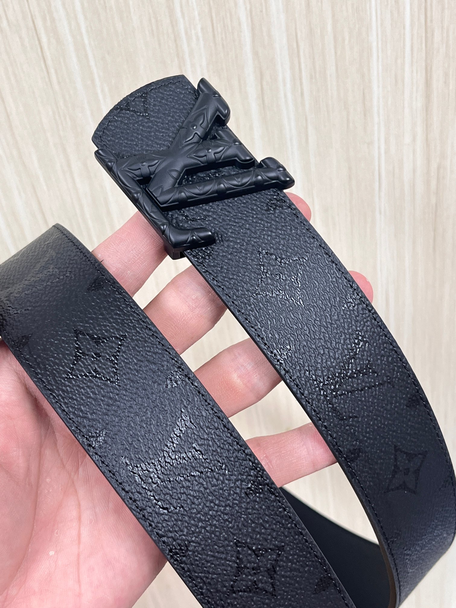 当季新款一腰带两穿：双面设计，一面哑光灰花花休闲，一面纯黑商务，轻松适配通勤、休闲、正式等全场景，经典与