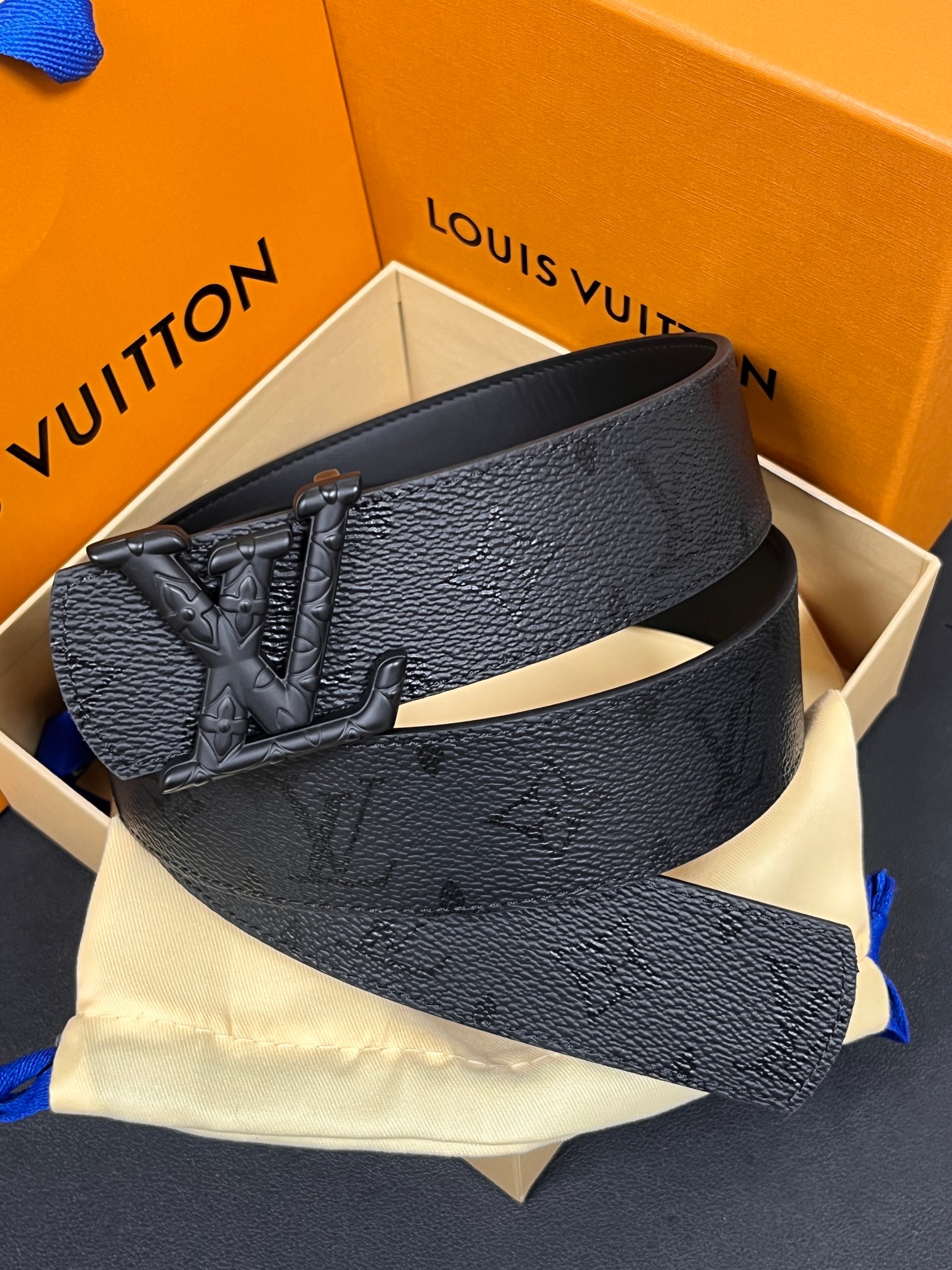 当季新款一腰带两穿：双面设计，一面哑光灰花花休闲，一面纯黑商务，轻松适配通勤、休闲、正式等全场景，经典与