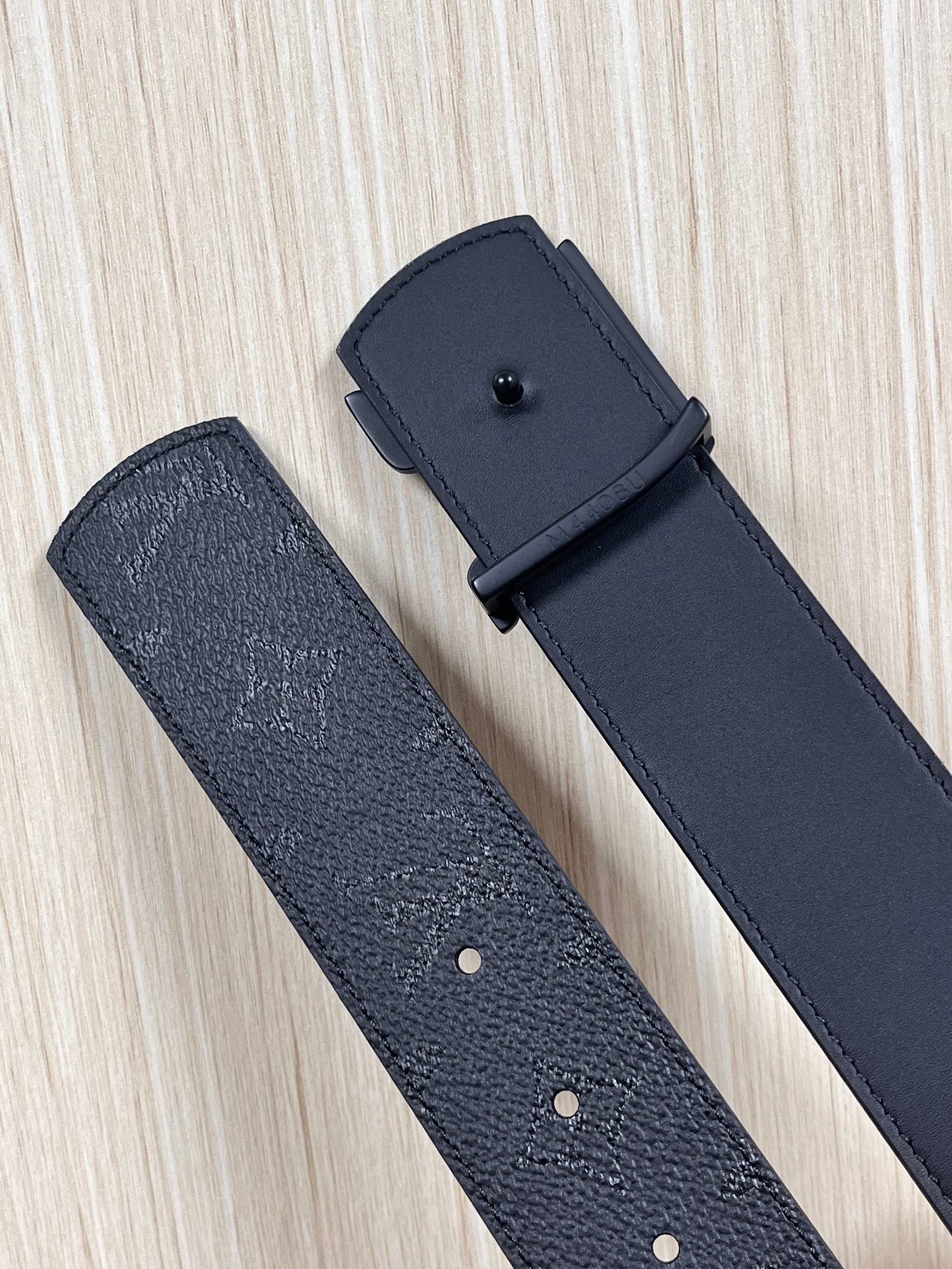 当季新款一腰带两穿：双面设计，一面哑光灰花花休闲，一面纯黑商务，轻松适配通勤、休闲、正式等全场景，经典与