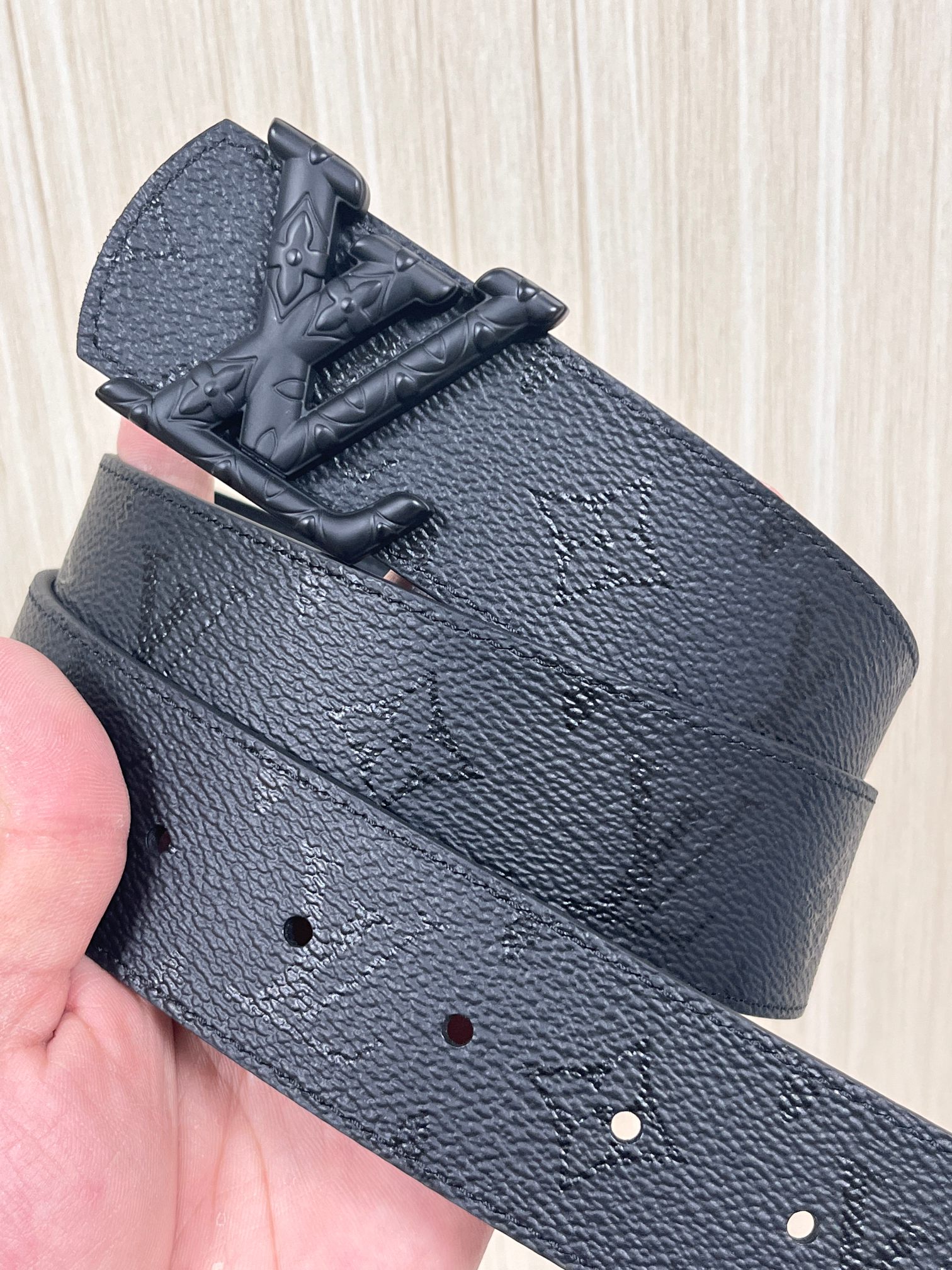 当季新款一腰带两穿：双面设计，一面哑光灰花花休闲，一面纯黑商务，轻松适配通勤、休闲、正式等全场景，经典与