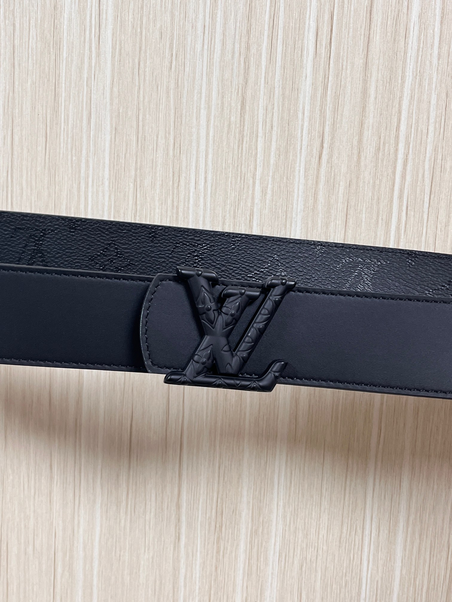 当季新款一腰带两穿：双面设计，一面哑光灰花花休闲，一面纯黑商务，轻松适配通勤、休闲、正式等全场景，经典与