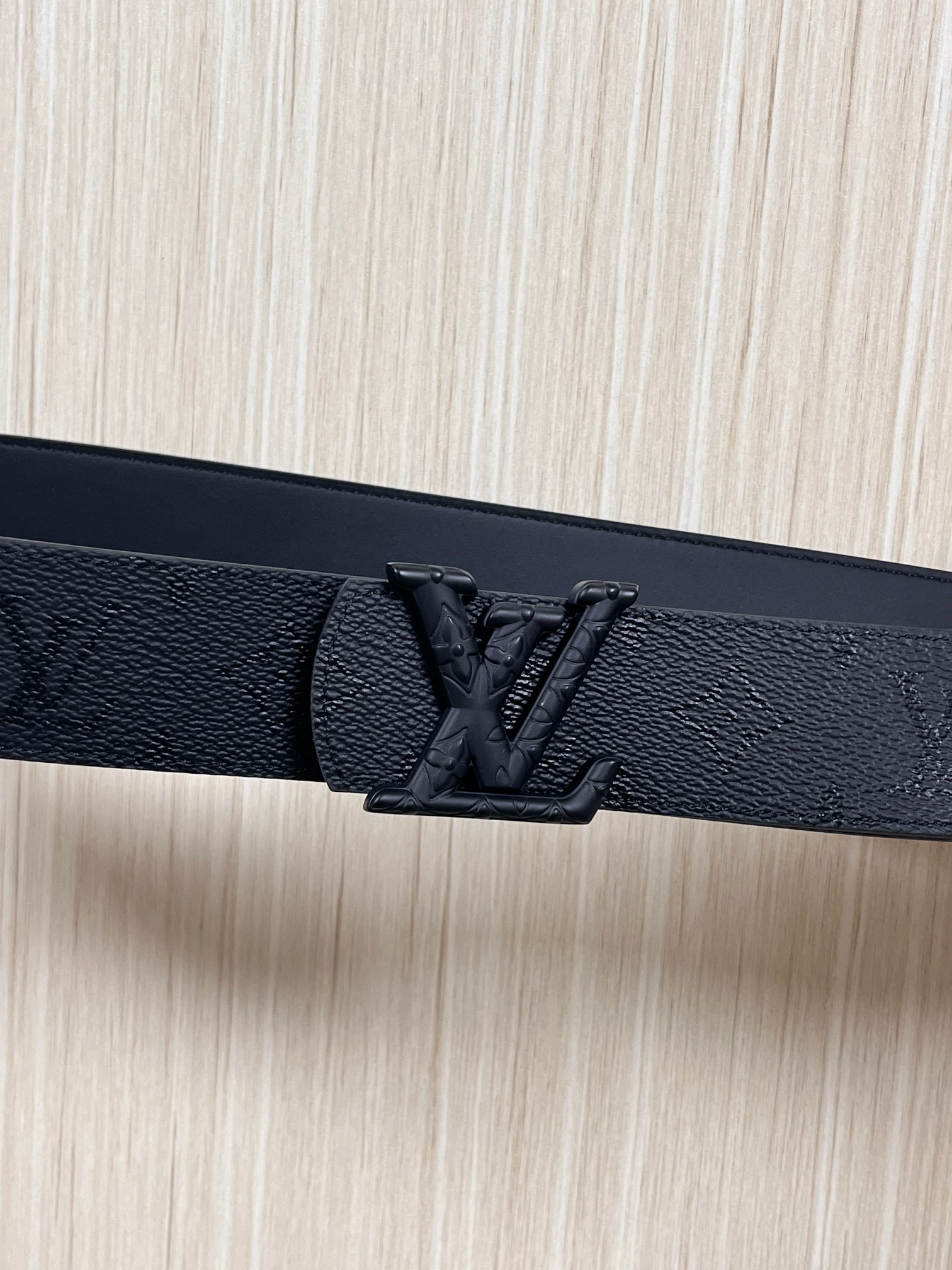 当季新款一腰带两穿：双面设计，一面哑光灰花花休闲，一面纯黑商务，轻松适配通勤、休闲、正式等全场景，经典与