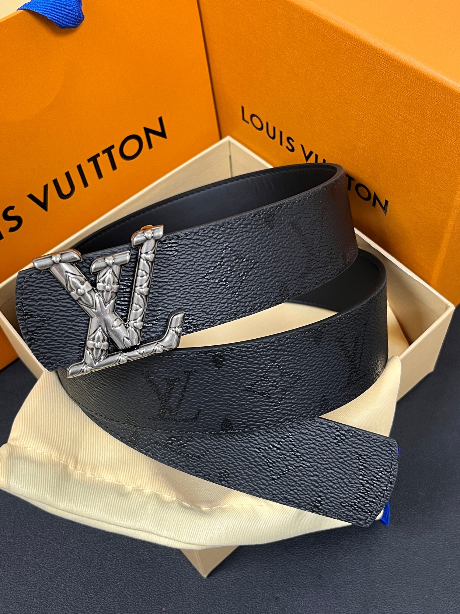 当季新款一腰带两穿：双面设计，一面哑光灰花花休闲，一面纯黑商务，轻松适配通勤、休闲、正式等全场景，经典与