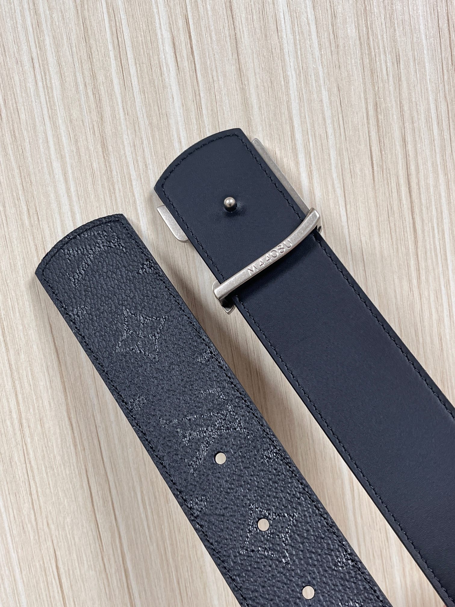 当季新款一腰带两穿：双面设计，一面哑光灰花花休闲，一面纯黑商务，轻松适配通勤、休闲、正式等全场景，经典与