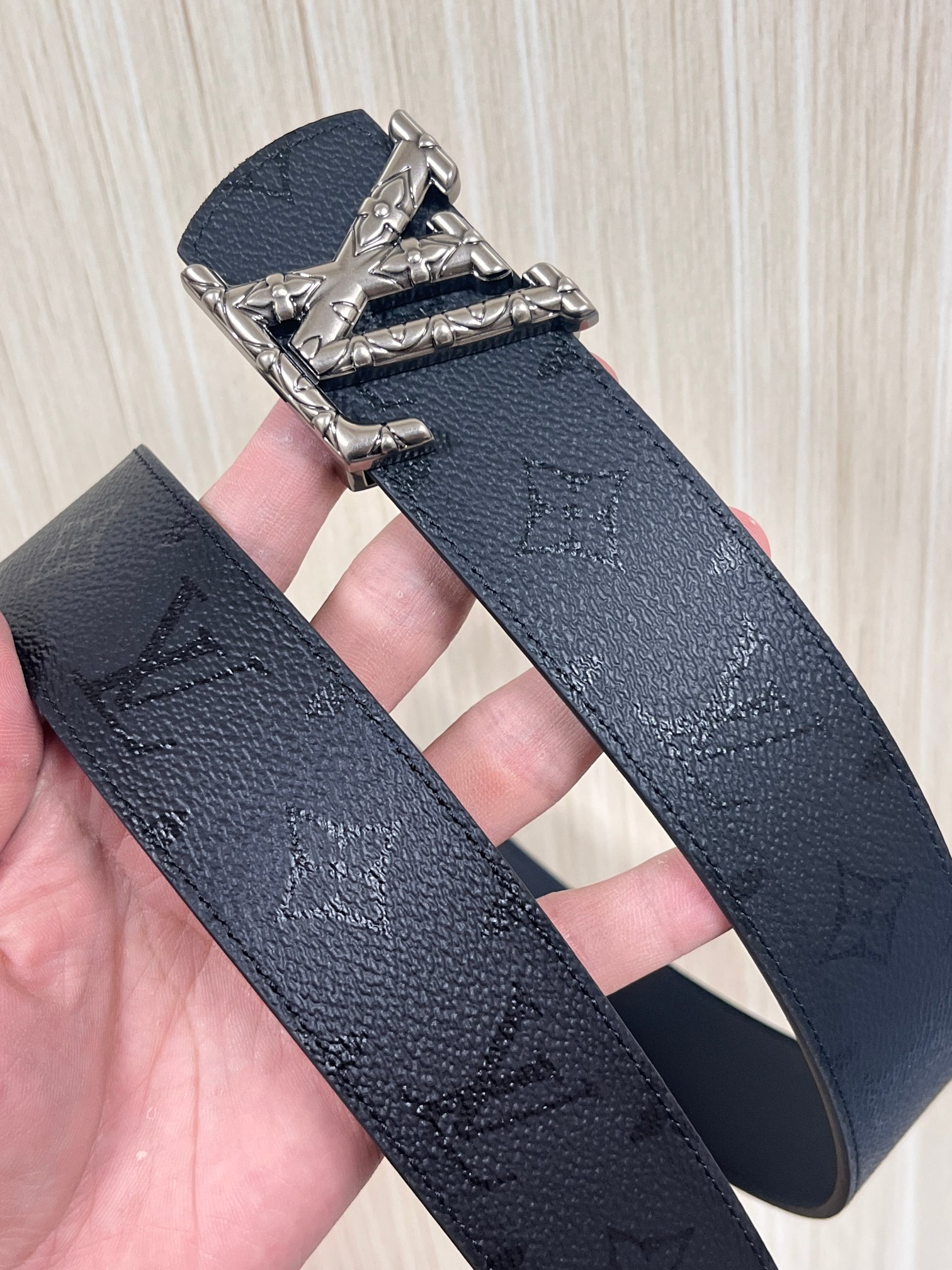 当季新款一腰带两穿：双面设计，一面哑光灰花花休闲，一面纯黑商务，轻松适配通勤、休闲、正式等全场景，经典与