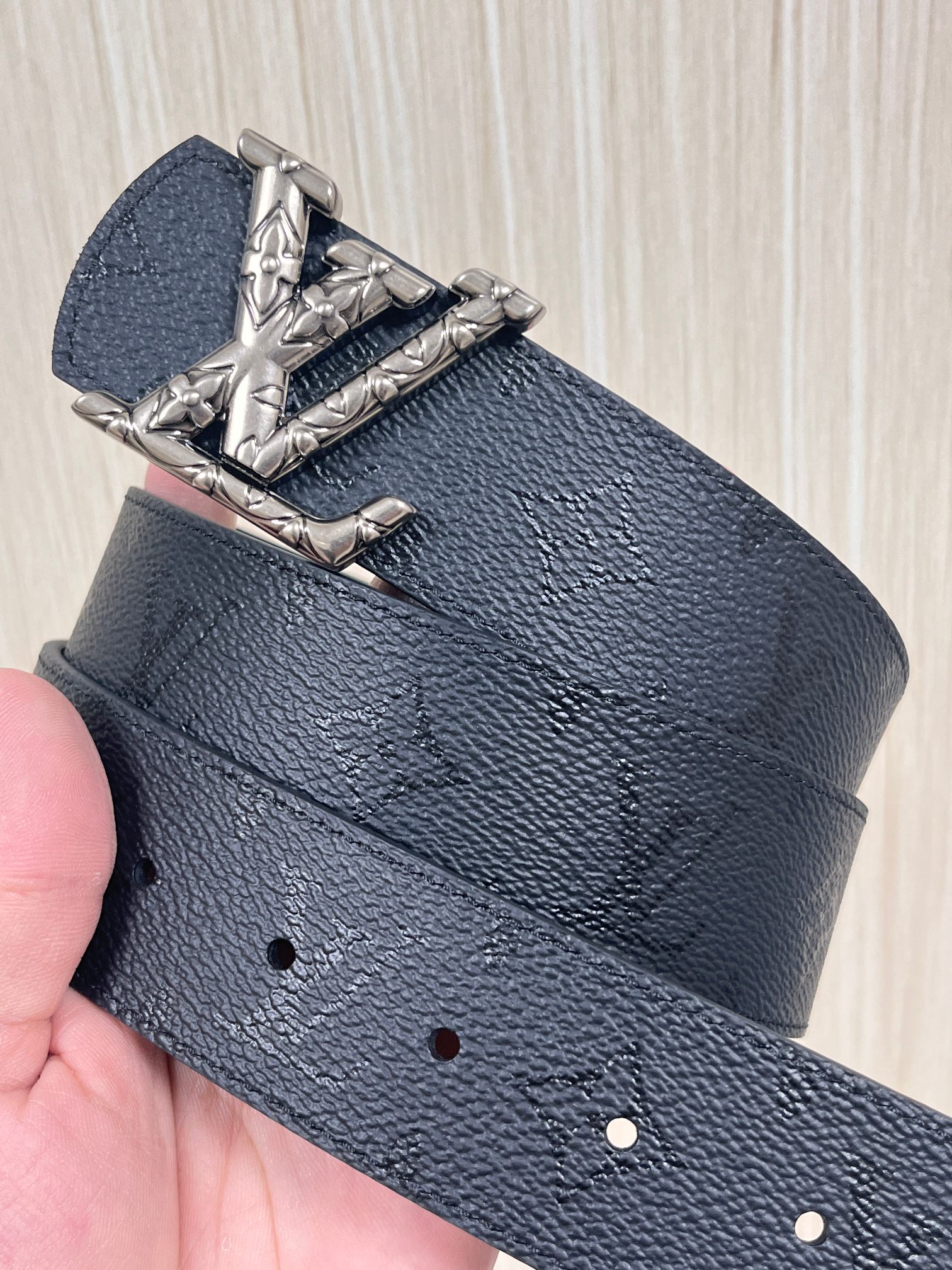 当季新款一腰带两穿：双面设计，一面哑光灰花花休闲，一面纯黑商务，轻松适配通勤、休闲、正式等全场景，经典与