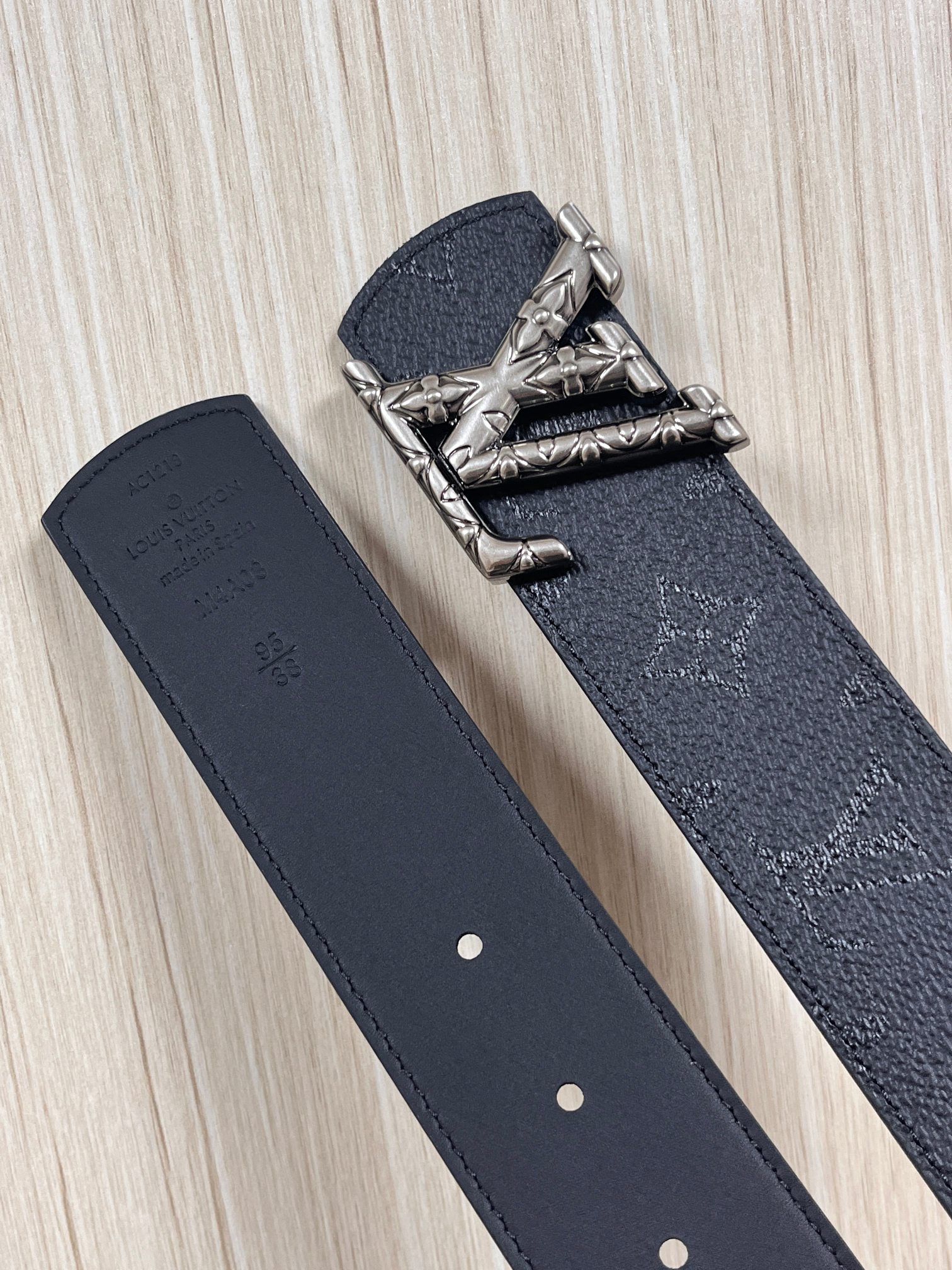 当季新款一腰带两穿：双面设计，一面哑光灰花花休闲，一面纯黑商务，轻松适配通勤、休闲、正式等全场景，经典与