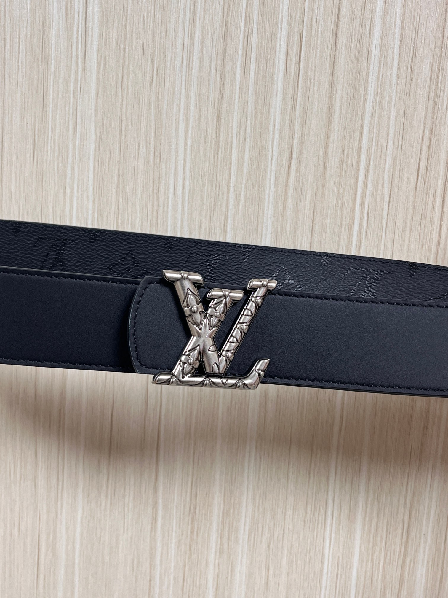 当季新款一腰带两穿：双面设计，一面哑光灰花花休闲，一面纯黑商务，轻松适配通勤、休闲、正式等全场景，经典与