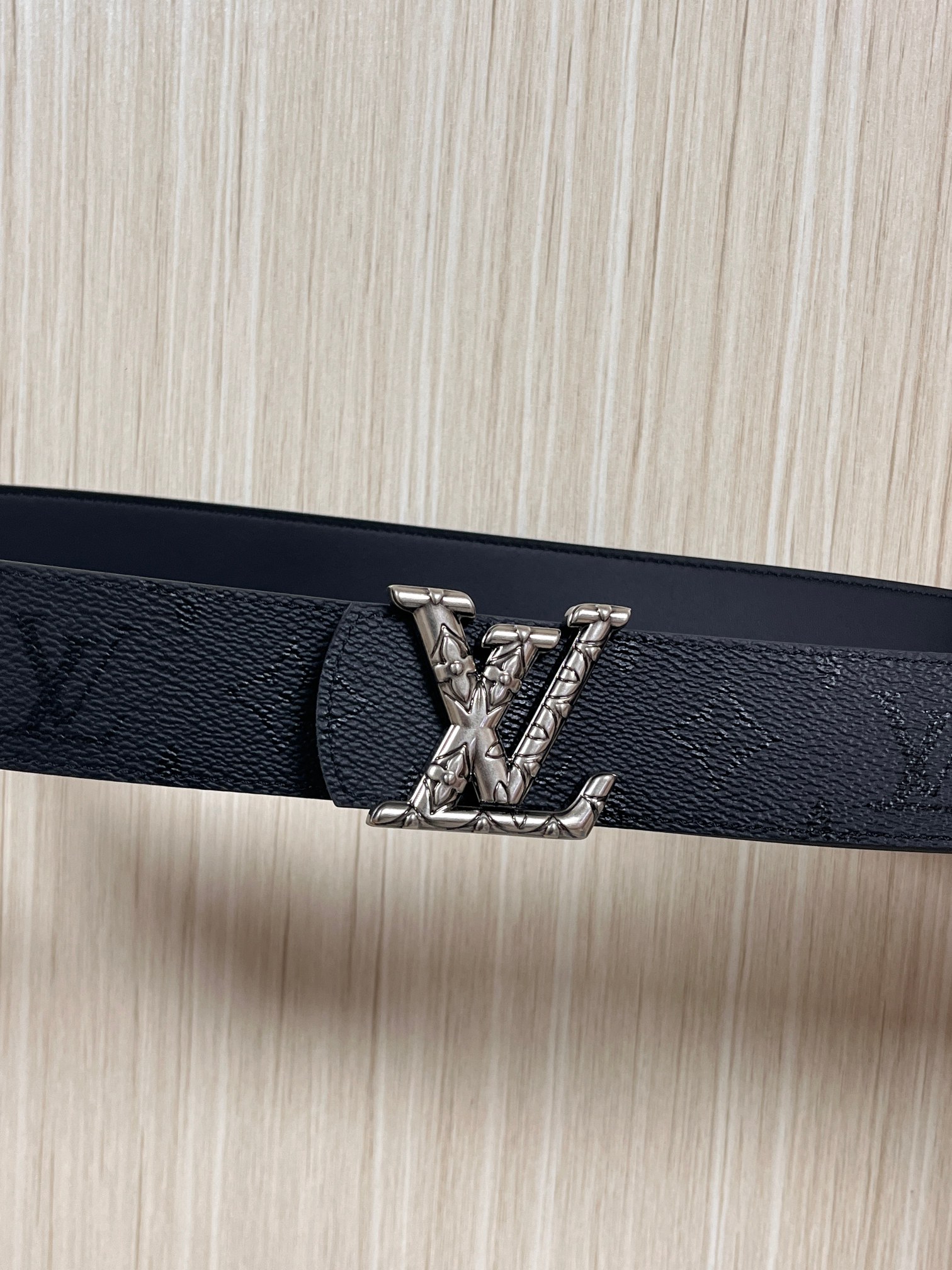 当季新款一腰带两穿：双面设计，一面哑光灰花花休闲，一面纯黑商务，轻松适配通勤、休闲、正式等全场景，经典与