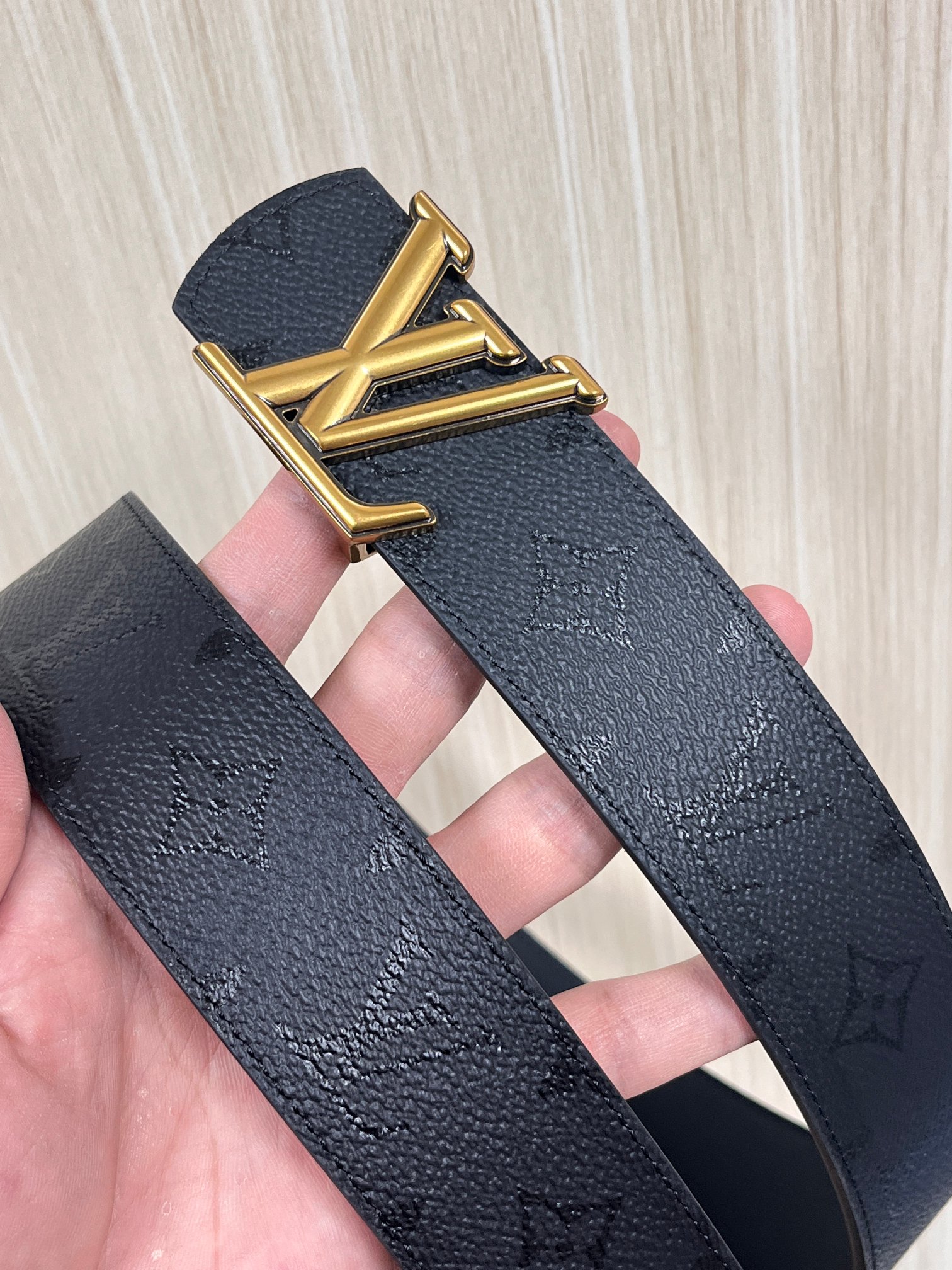 当季新款一腰带两穿：双面设计，一面哑光灰花花休闲，一面纯黑商务，轻松适配通勤、休闲、正式等全场景，经典与