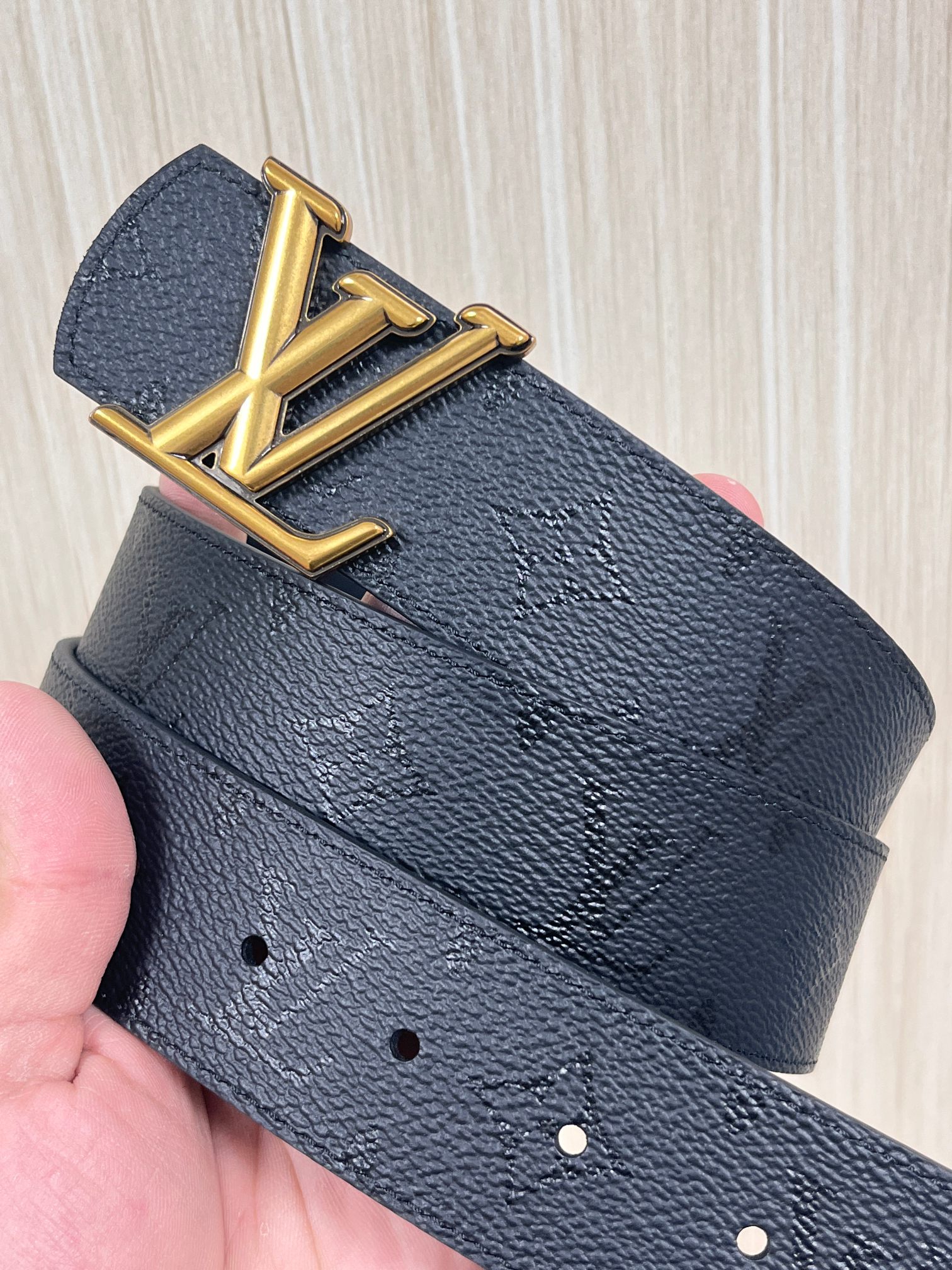 当季新款一腰带两穿：双面设计，一面哑光灰花花休闲，一面纯黑商务，轻松适配通勤、休闲、正式等全场景，经典与