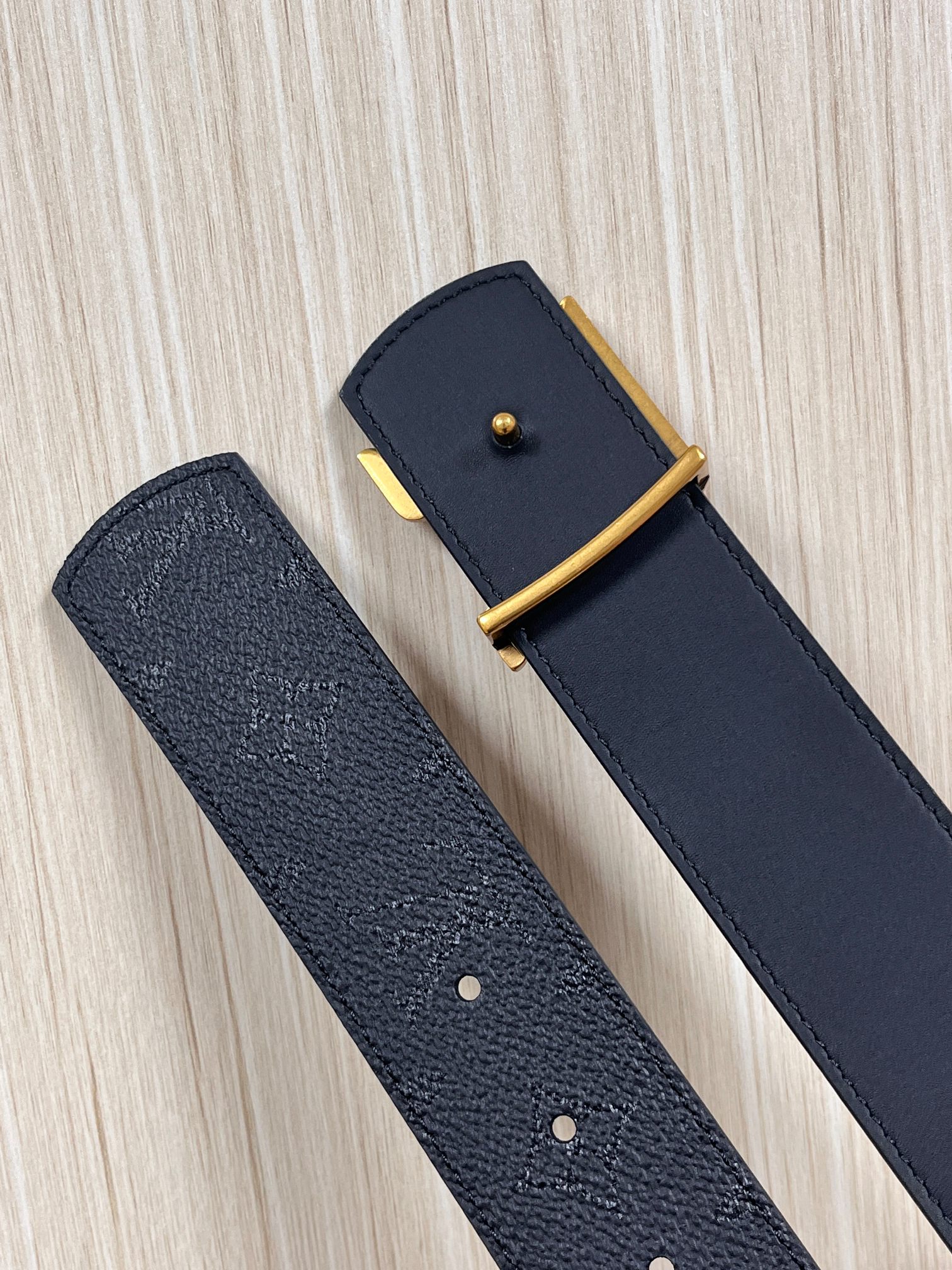 当季新款一腰带两穿：双面设计，一面哑光灰花花休闲，一面纯黑商务，轻松适配通勤、休闲、正式等全场景，经典与