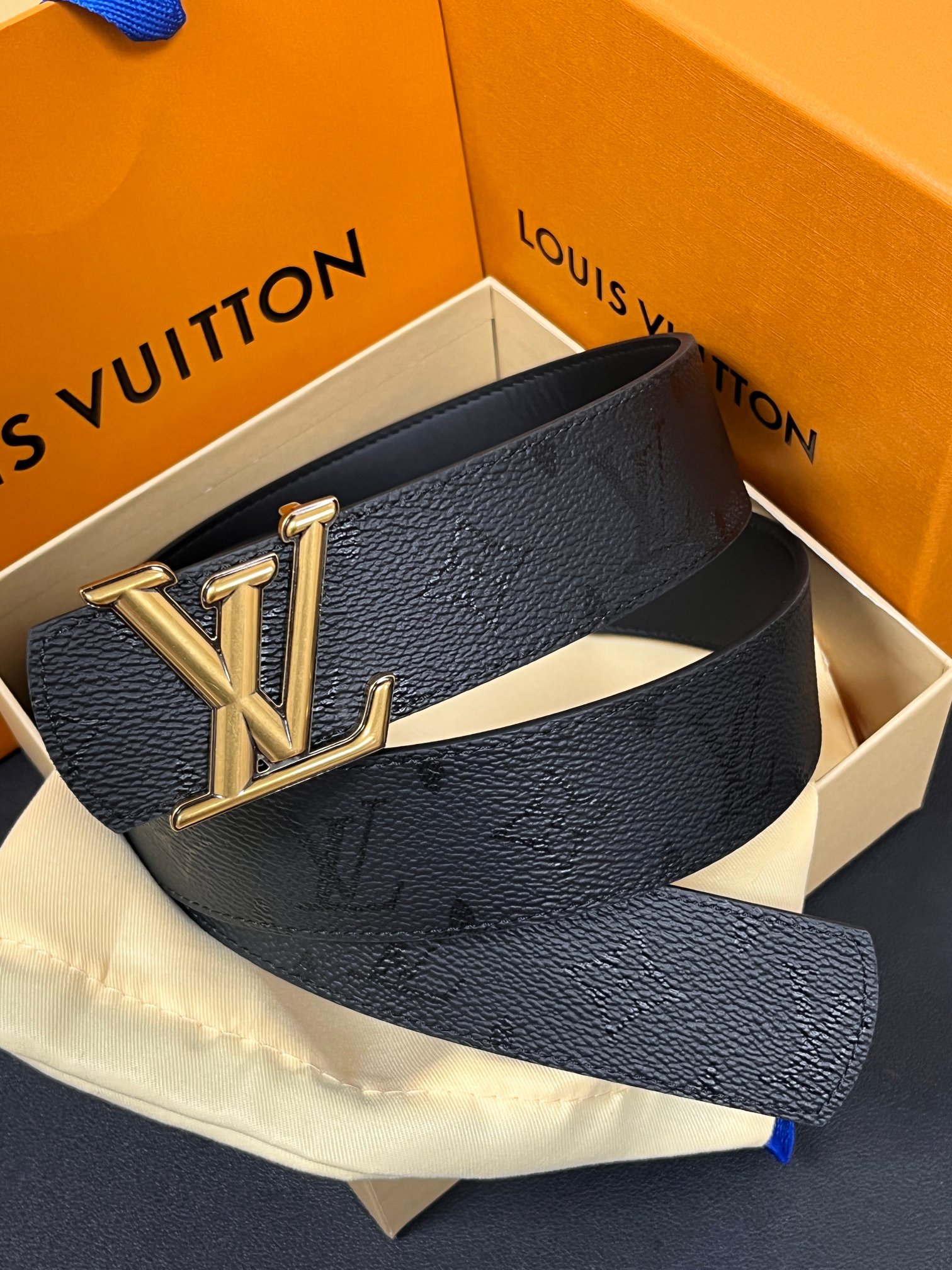 当季新款一腰带两穿：双面设计，一面哑光灰花花休闲，一面纯黑商务，轻松适配通勤、休闲、正式等全场景，经典与