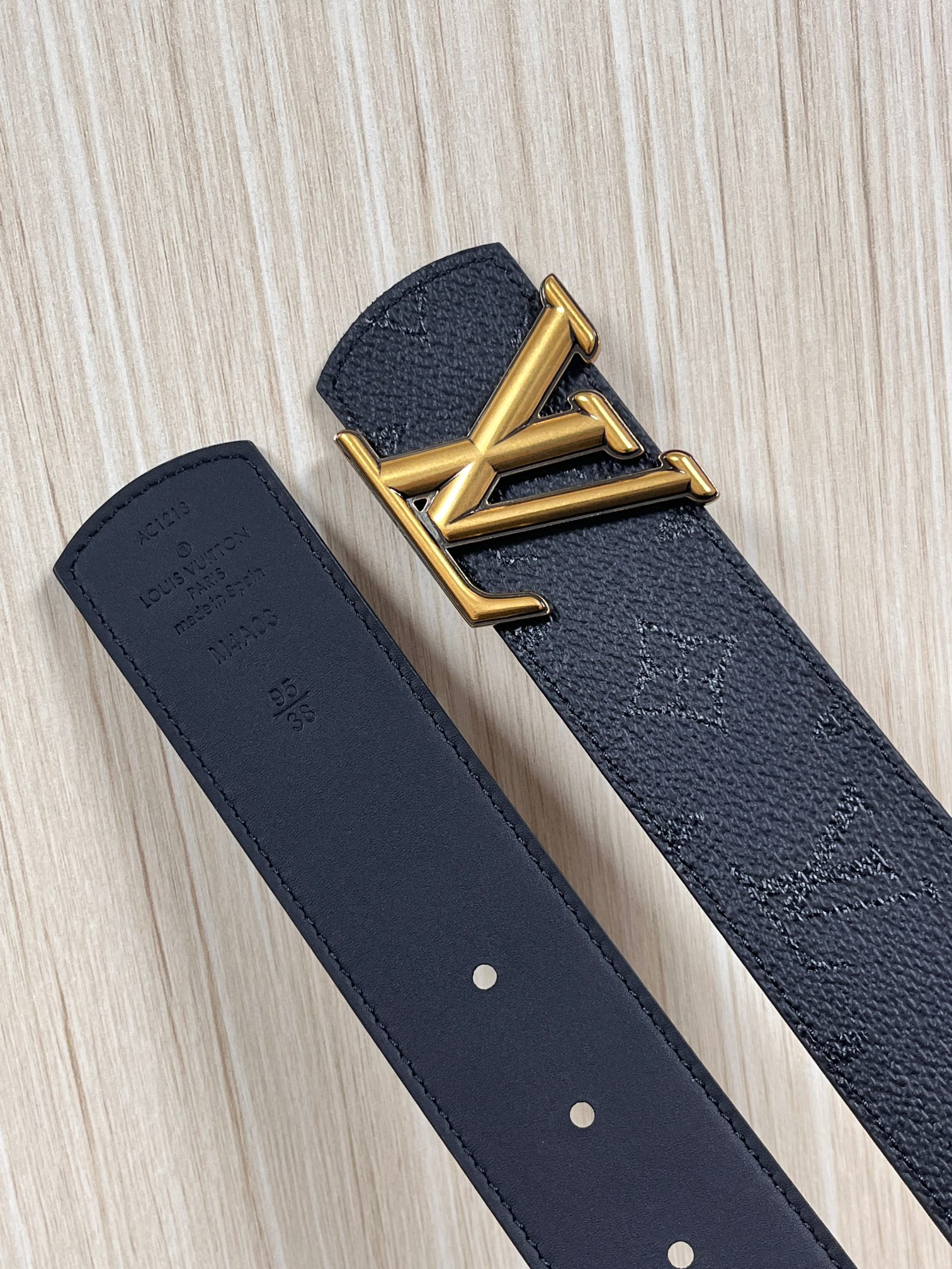 当季新款一腰带两穿：双面设计，一面哑光灰花花休闲，一面纯黑商务，轻松适配通勤、休闲、正式等全场景，经典与