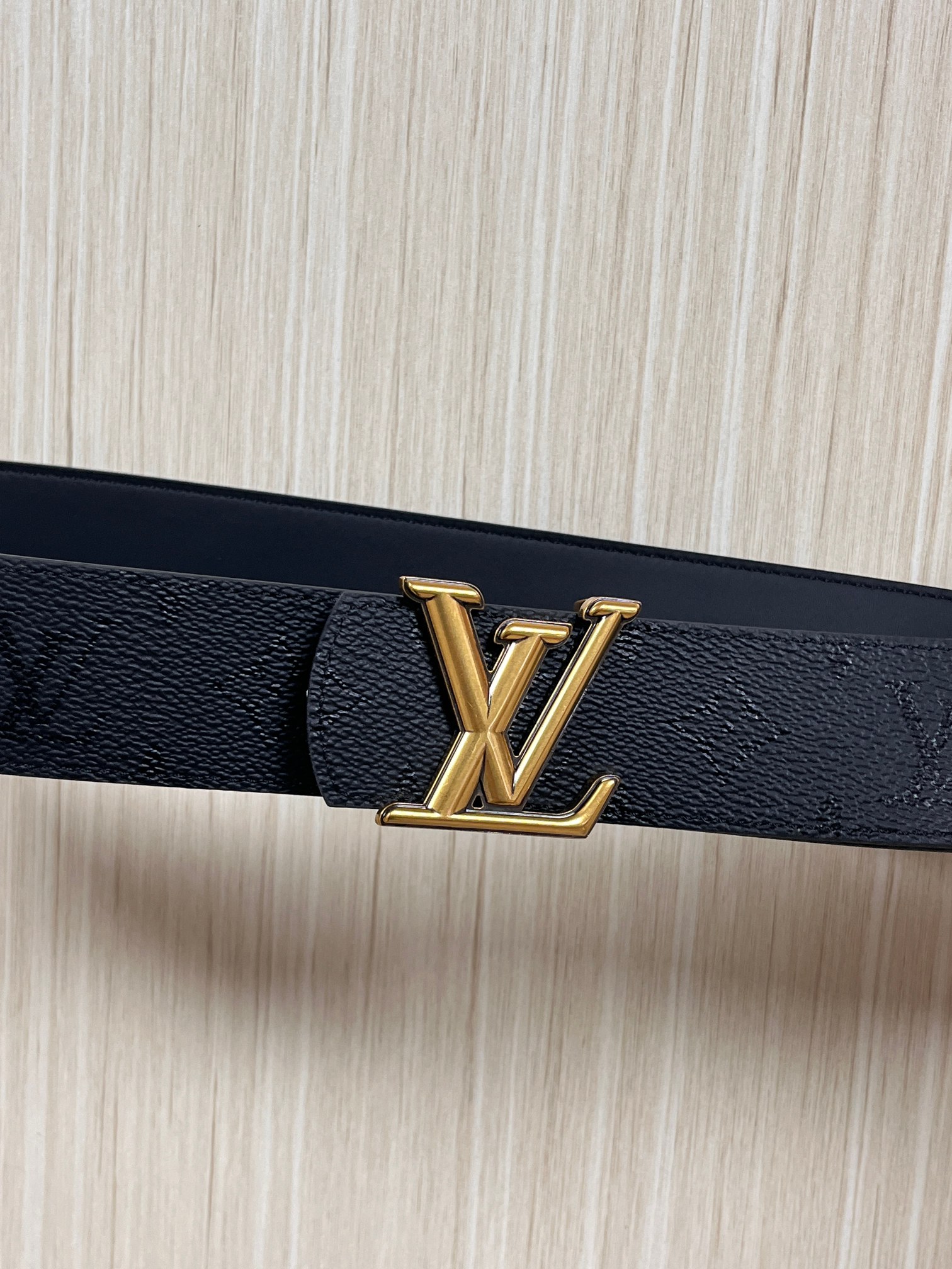 当季新款一腰带两穿：双面设计，一面哑光灰花花休闲，一面纯黑商务，轻松适配通勤、休闲、正式等全场景，经典与