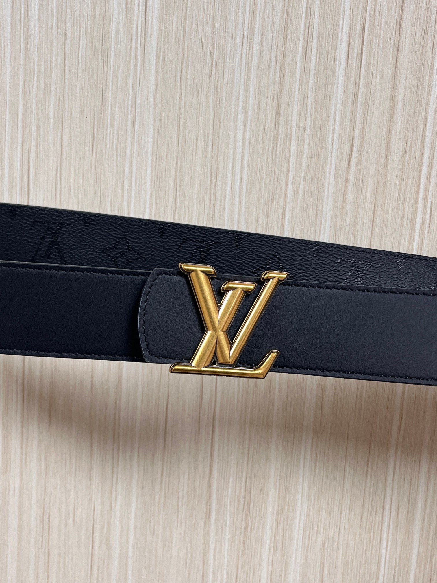 当季新款一腰带两穿：双面设计，一面哑光灰花花休闲，一面纯黑商务，轻松适配通勤、休闲、正式等全场景，经典与