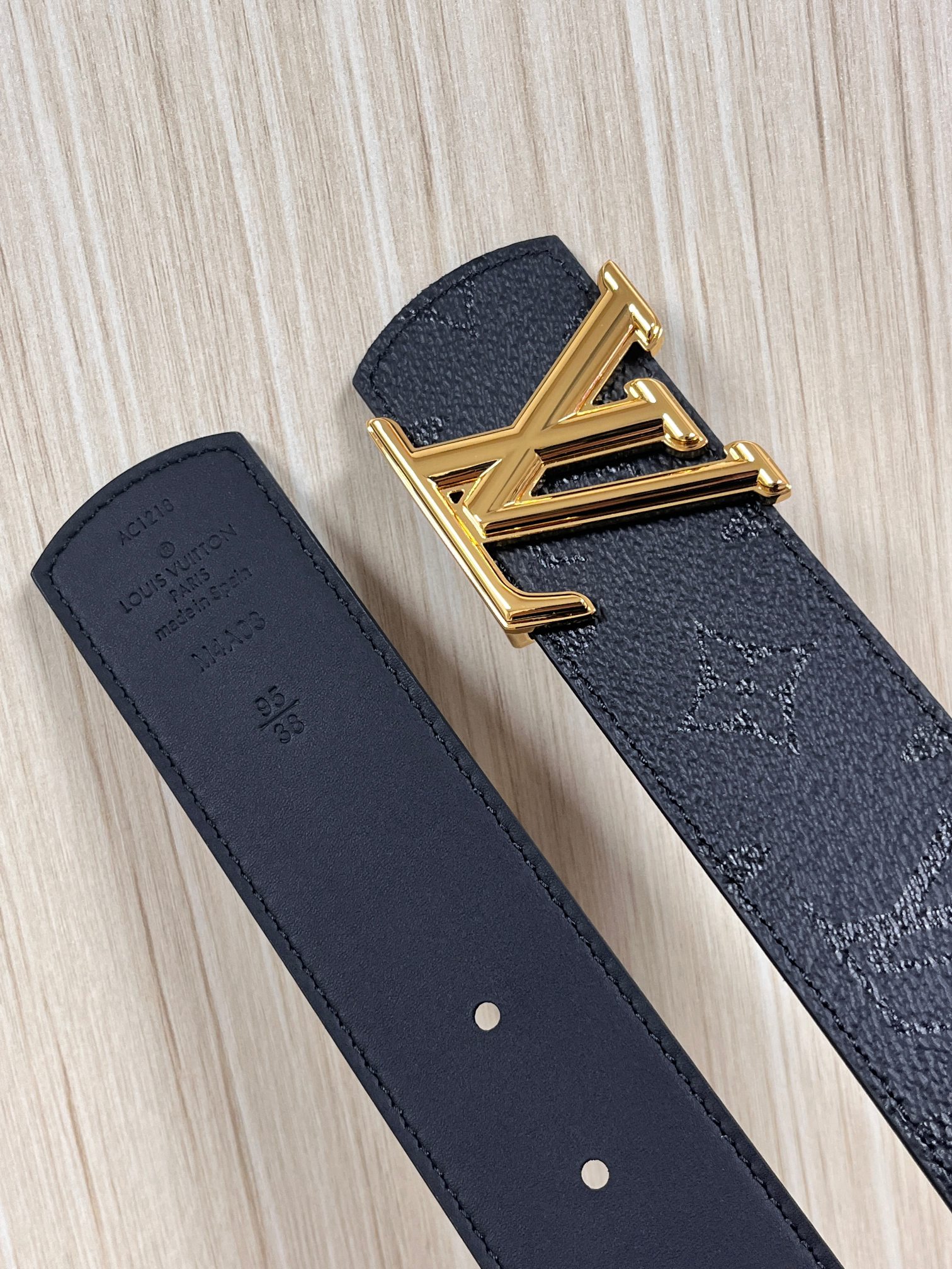 当季新款一腰带两穿：双面设计，一面哑光灰花花休闲，一面纯黑商务，轻松适配通勤、休闲、正式等全场景，经典与