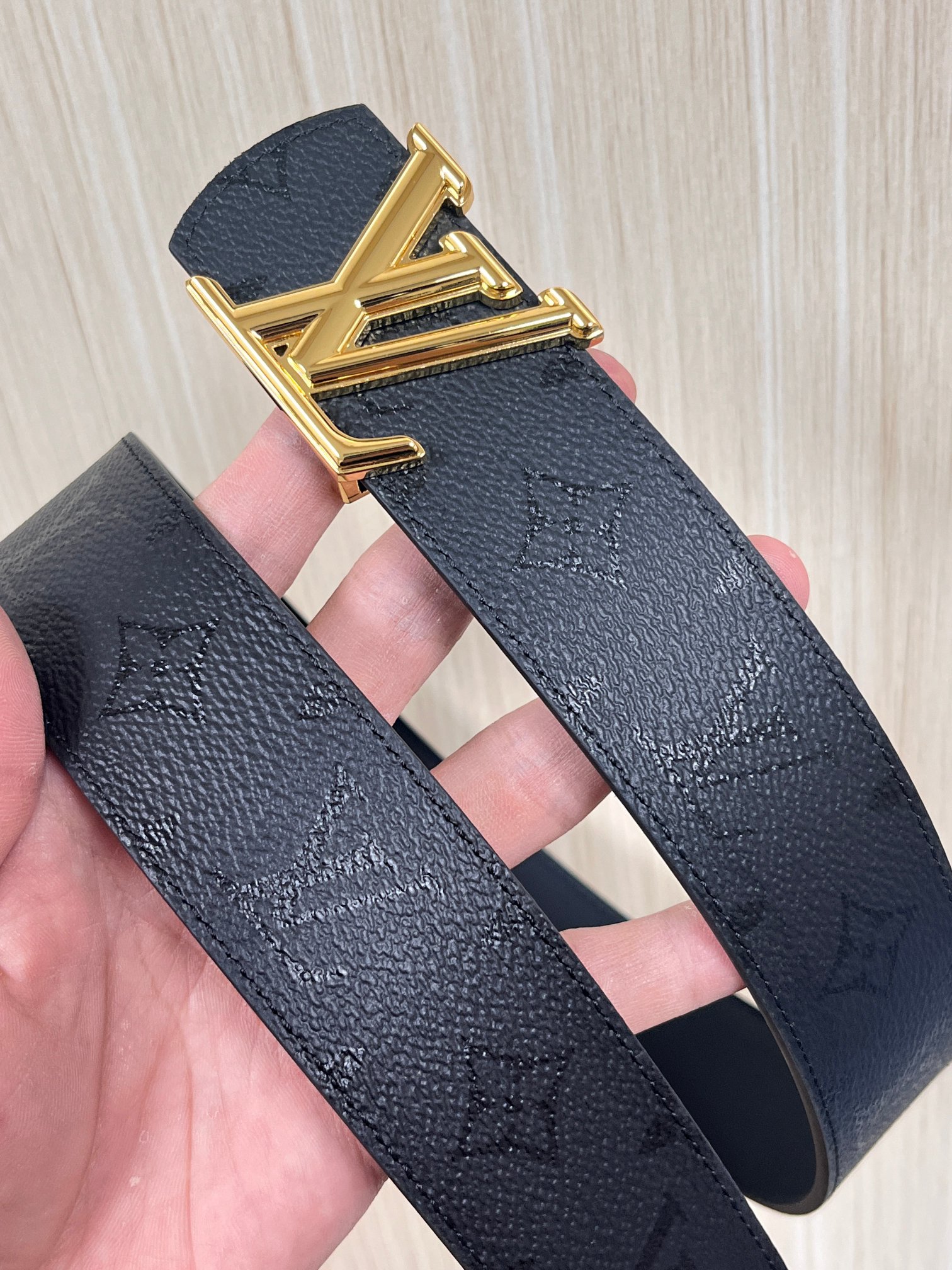 当季新款一腰带两穿：双面设计，一面哑光灰花花休闲，一面纯黑商务，轻松适配通勤、休闲、正式等全场景，经典与