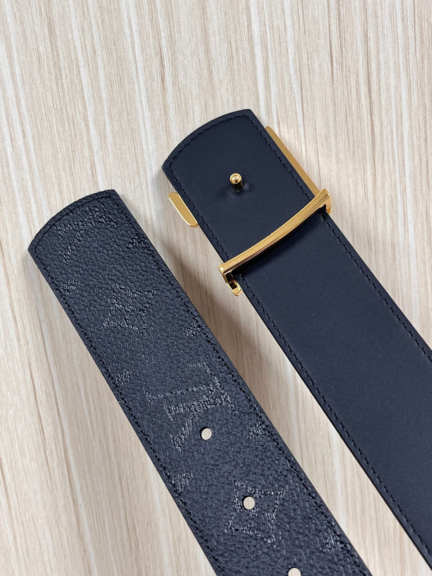 当季新款一腰带两穿：双面设计，一面哑光灰花花休闲，一面纯黑商务，轻松适配通勤、休闲、正式等全场景，经典与