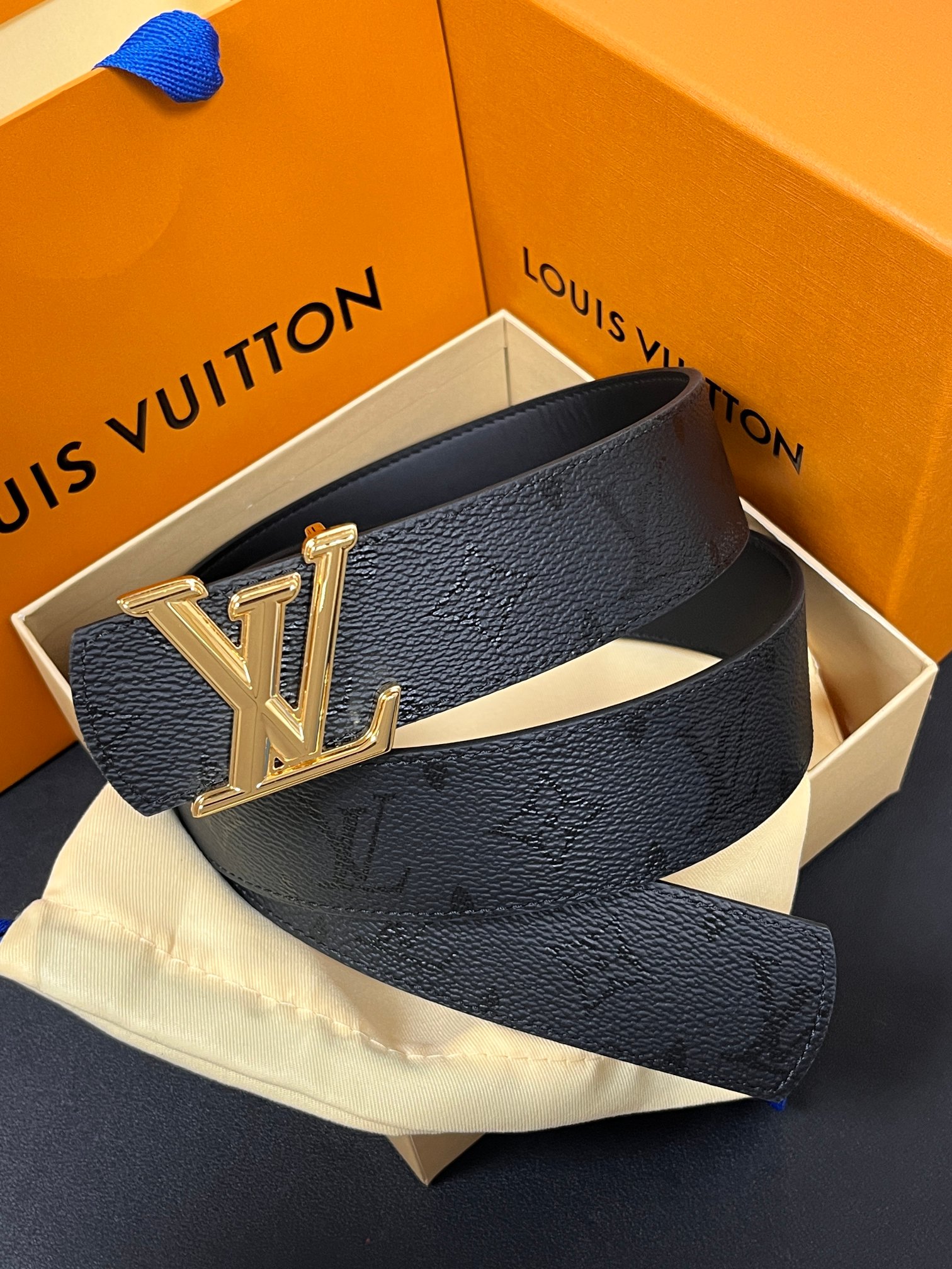 当季新款一腰带两穿：双面设计，一面哑光灰花花休闲，一面纯黑商务，轻松适配通勤、休闲、正式等全场景，经典与