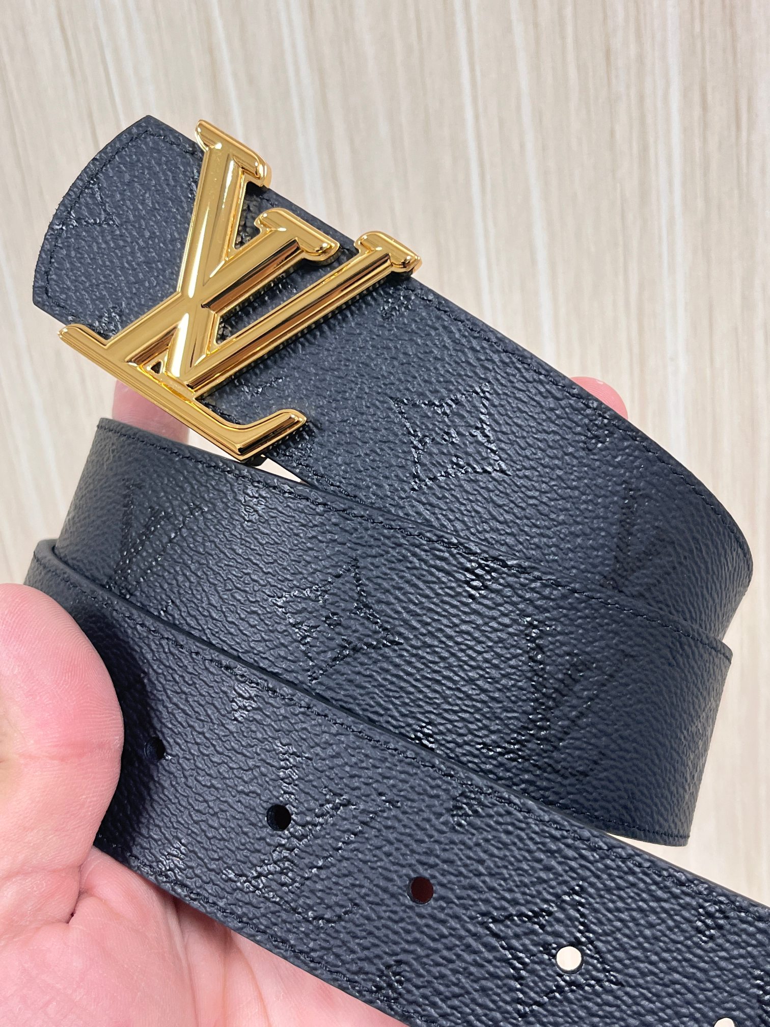 当季新款一腰带两穿：双面设计，一面哑光灰花花休闲，一面纯黑商务，轻松适配通勤、休闲、正式等全场景，经典与