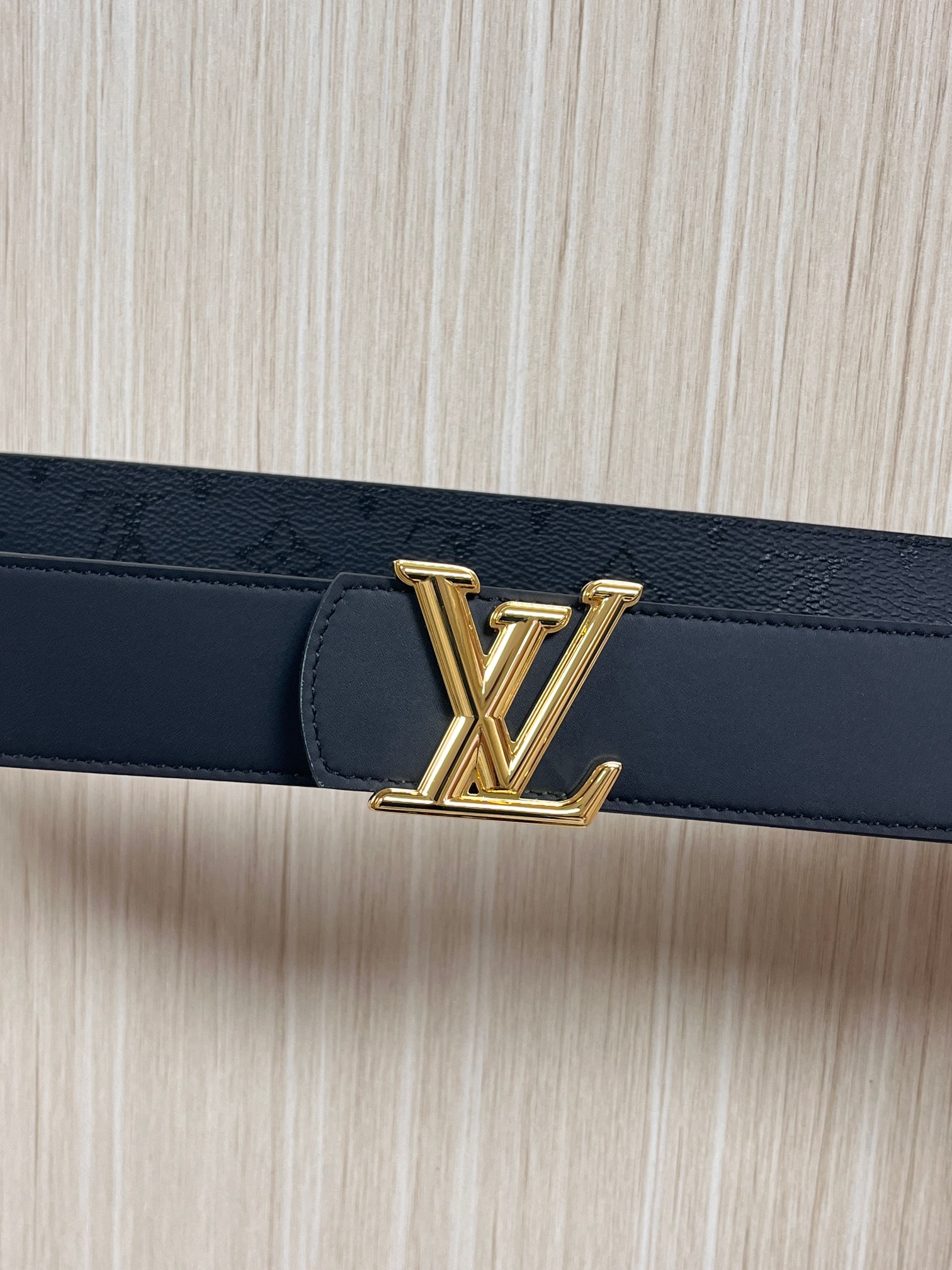 当季新款一腰带两穿：双面设计，一面哑光灰花花休闲，一面纯黑商务，轻松适配通勤、休闲、正式等全场景，经典与