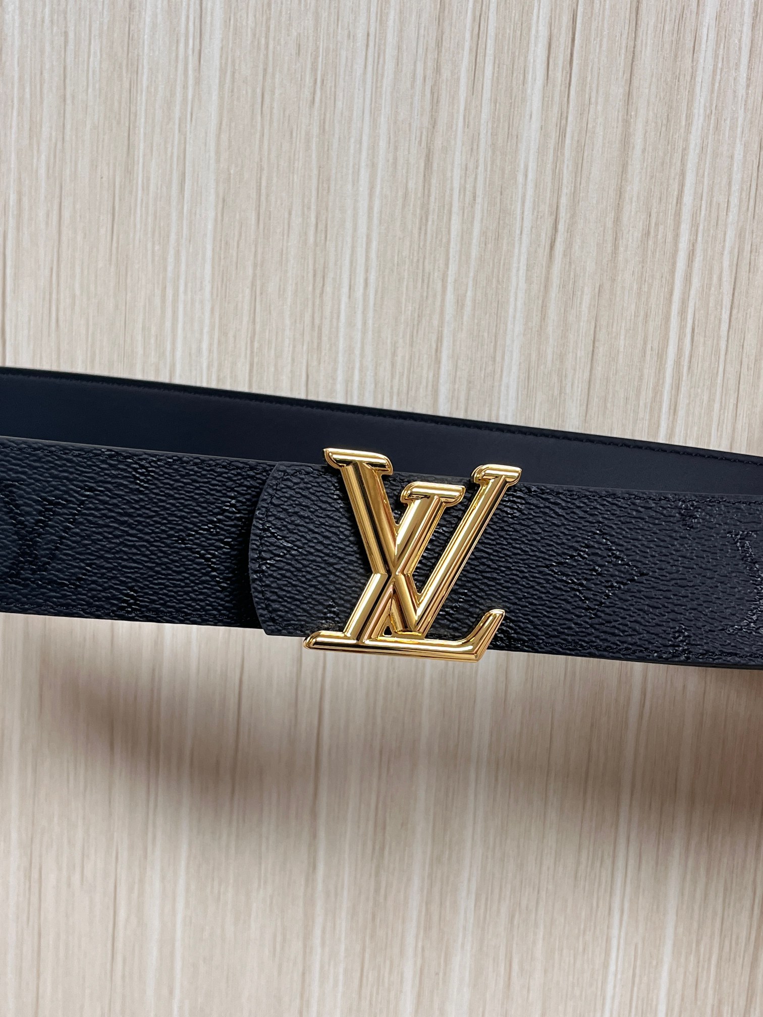 当季新款一腰带两穿：双面设计，一面哑光灰花花休闲，一面纯黑商务，轻松适配通勤、休闲、正式等全场景，经典与