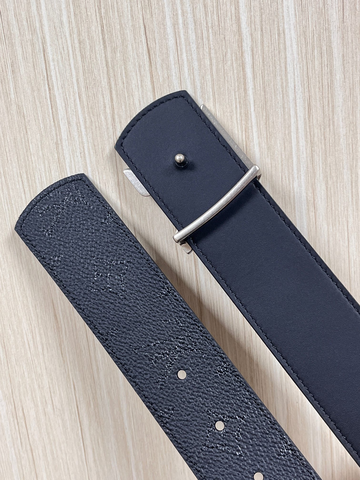 当季新款一腰带两穿：双面设计，一面哑光灰花花休闲，一面纯黑商务，轻松适配通勤、休闲、正式等全场景，经典与