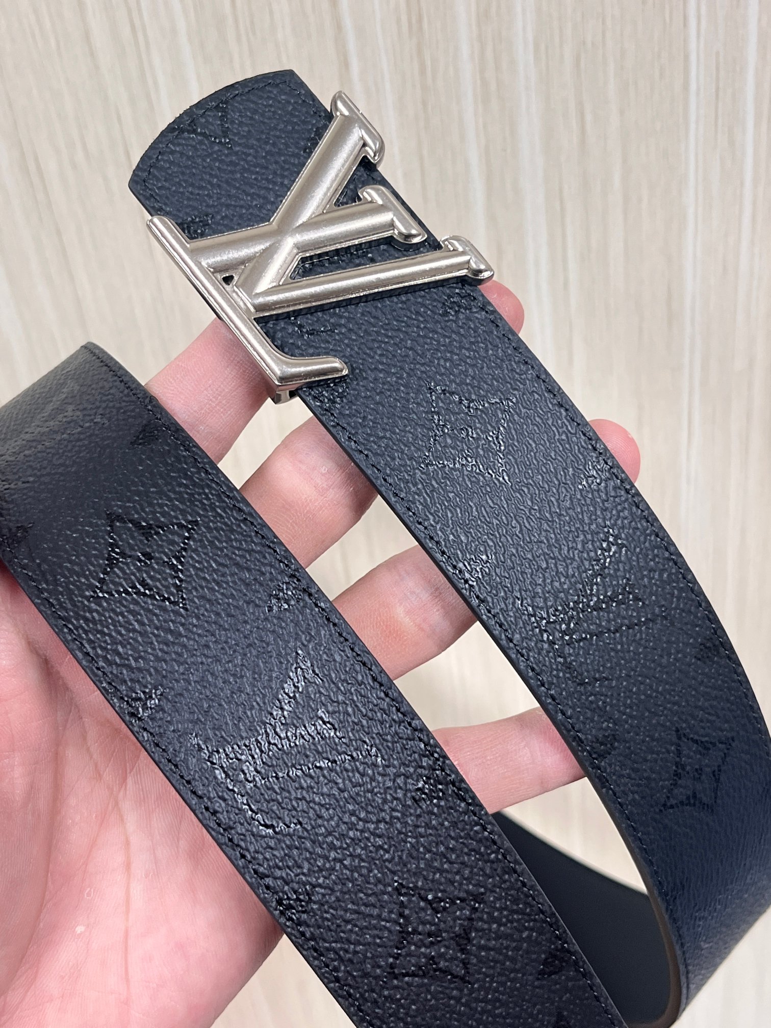 当季新款一腰带两穿：双面设计，一面哑光灰花花休闲，一面纯黑商务，轻松适配通勤、休闲、正式等全场景，经典与