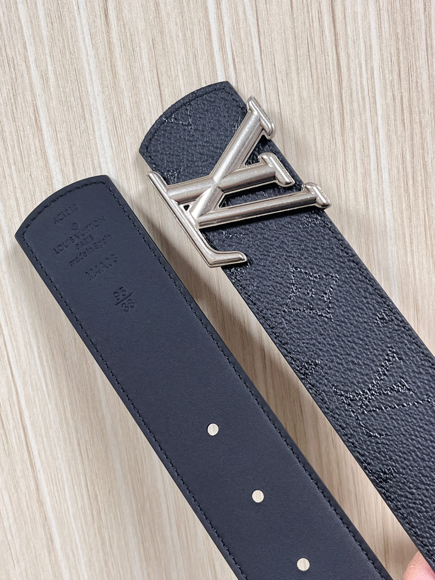 当季新款一腰带两穿：双面设计，一面哑光灰花花休闲，一面纯黑商务，轻松适配通勤、休闲、正式等全场景，经典与