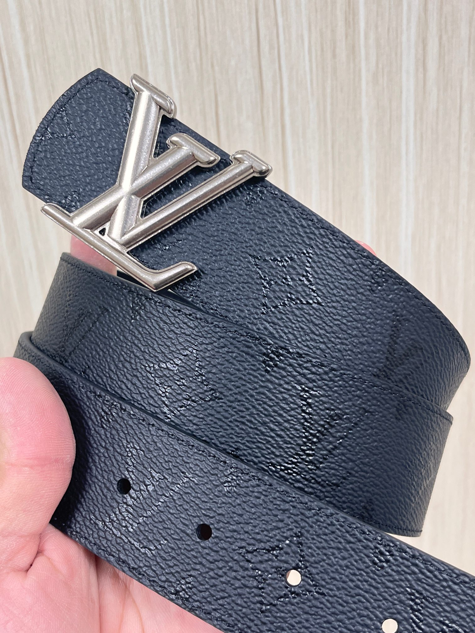 当季新款一腰带两穿：双面设计，一面哑光灰花花休闲，一面纯黑商务，轻松适配通勤、休闲、正式等全场景，经典与