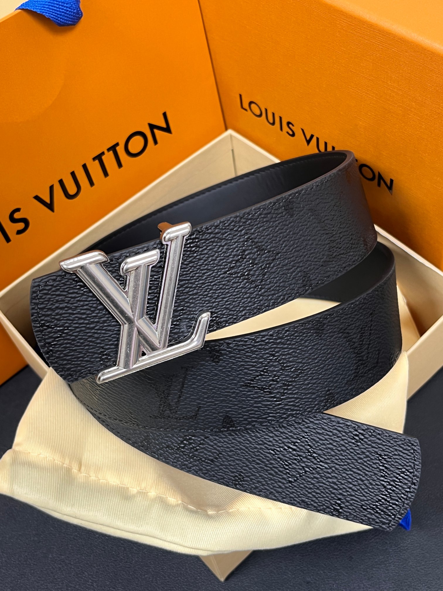 当季新款一腰带两穿：双面设计，一面哑光灰花花休闲，一面纯黑商务，轻松适配通勤、休闲、正式等全场景，经典与