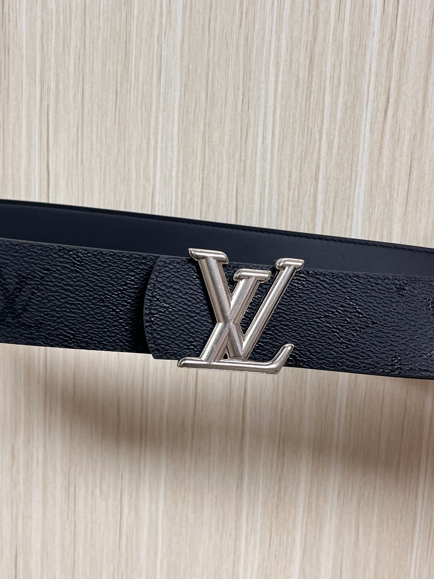 当季新款一腰带两穿：双面设计，一面哑光灰花花休闲，一面纯黑商务，轻松适配通勤、休闲、正式等全场景，经典与