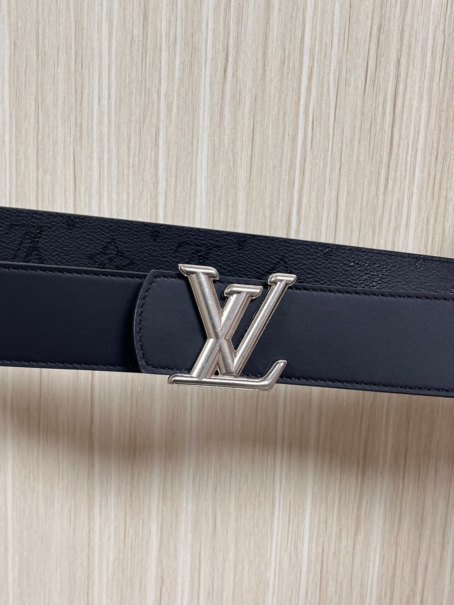 当季新款一腰带两穿：双面设计，一面哑光灰花花休闲，一面纯黑商务，轻松适配通勤、休闲、正式等全场景，经典与