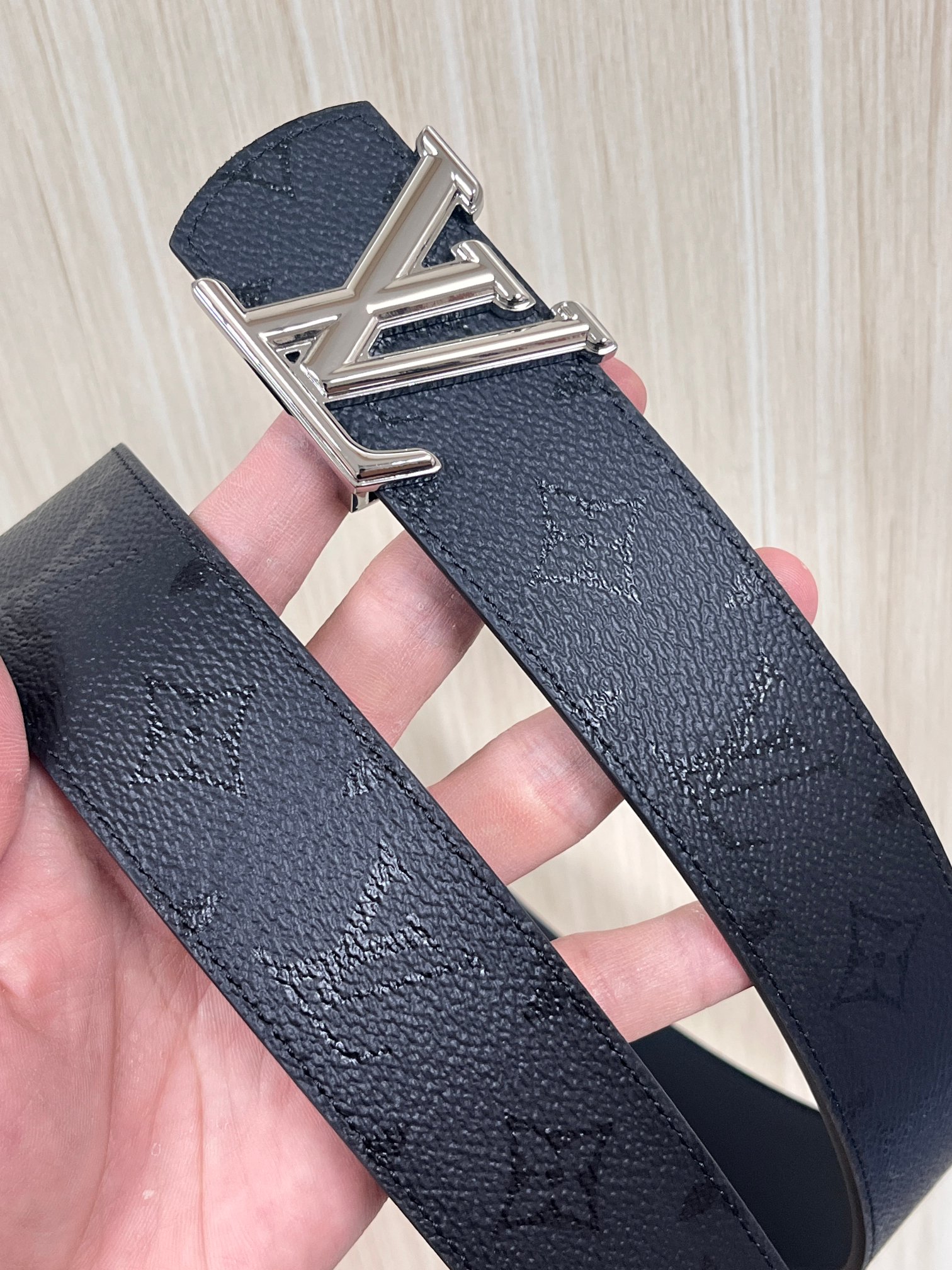 当季新款一腰带两穿：双面设计，一面哑光灰花花休闲，一面纯黑商务，轻松适配通勤、休闲、正式等全场景，经典与