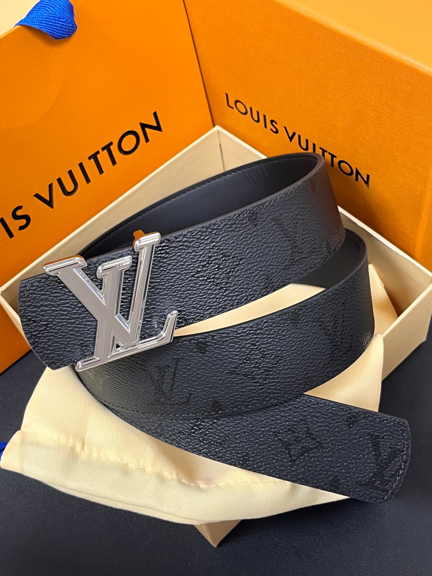 当季新款一腰带两穿：双面设计，一面哑光灰花花休闲，一面纯黑商务，轻松适配通勤、休闲、正式等全场景，经典与