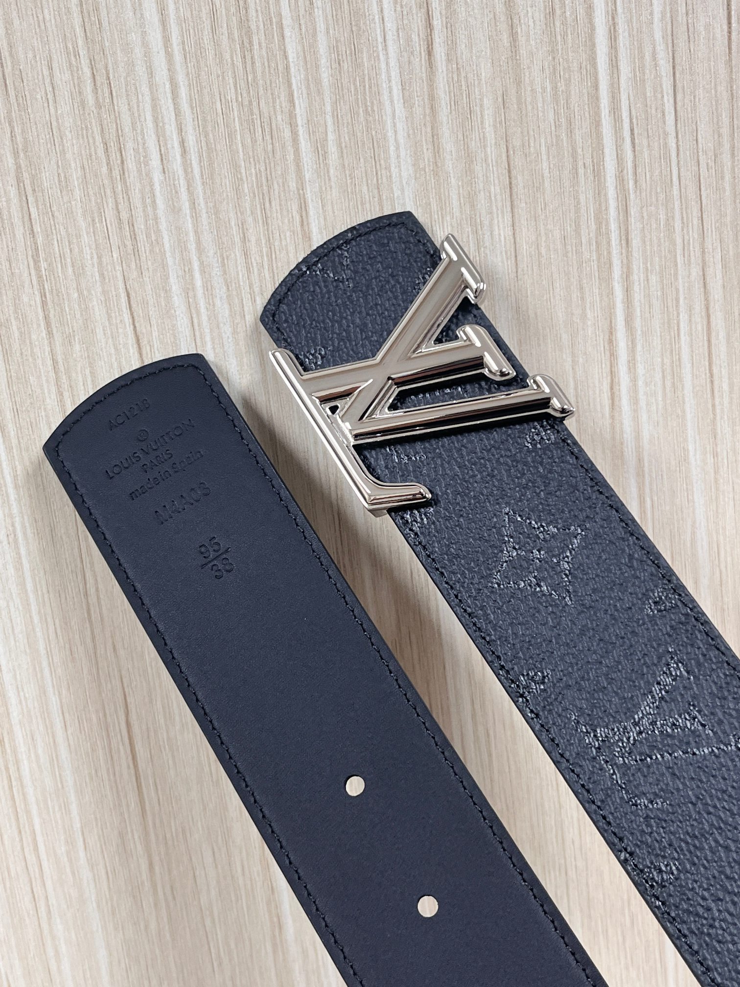 当季新款一腰带两穿：双面设计，一面哑光灰花花休闲，一面纯黑商务，轻松适配通勤、休闲、正式等全场景，经典与