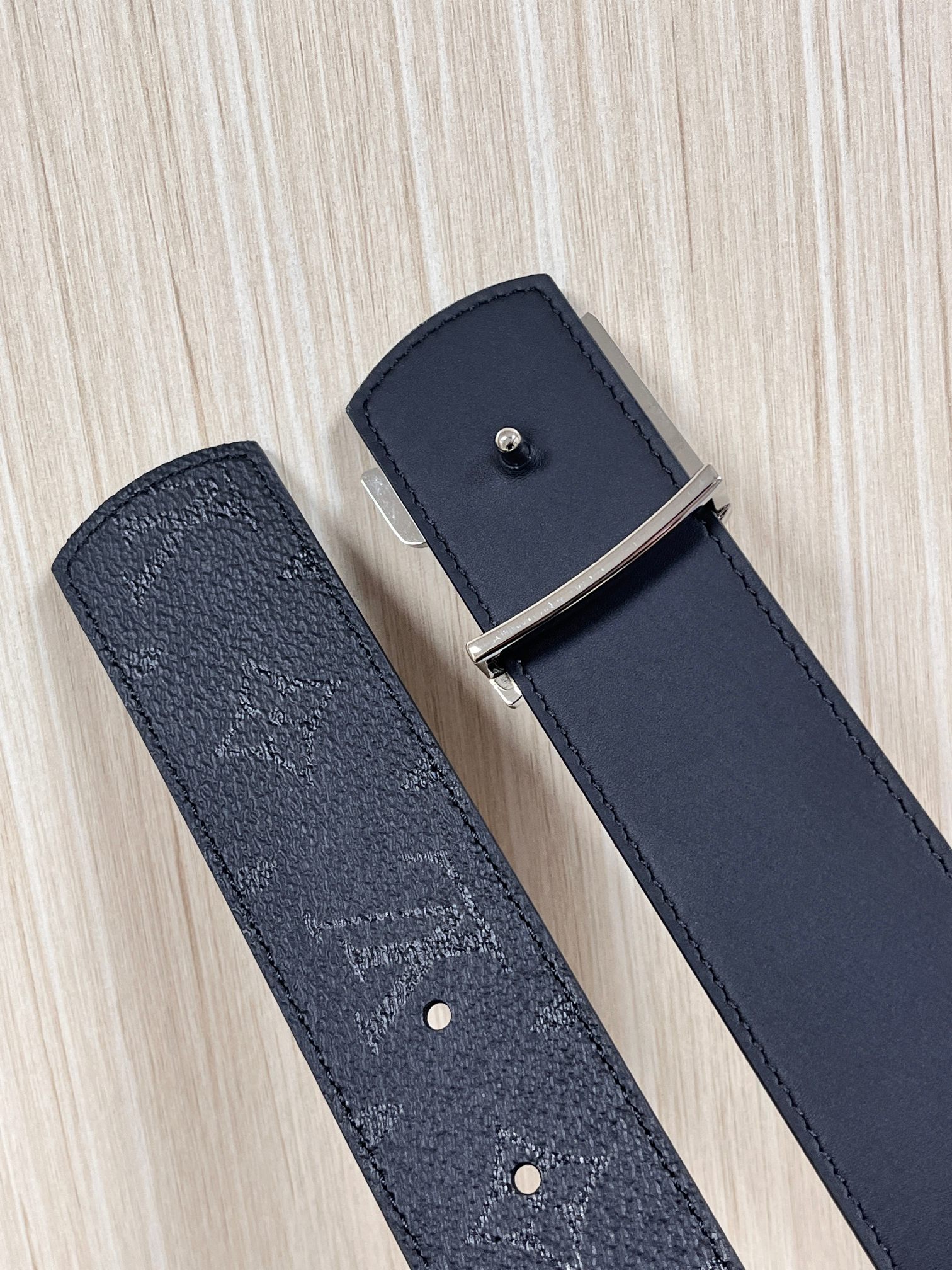 当季新款一腰带两穿：双面设计，一面哑光灰花花休闲，一面纯黑商务，轻松适配通勤、休闲、正式等全场景，经典与