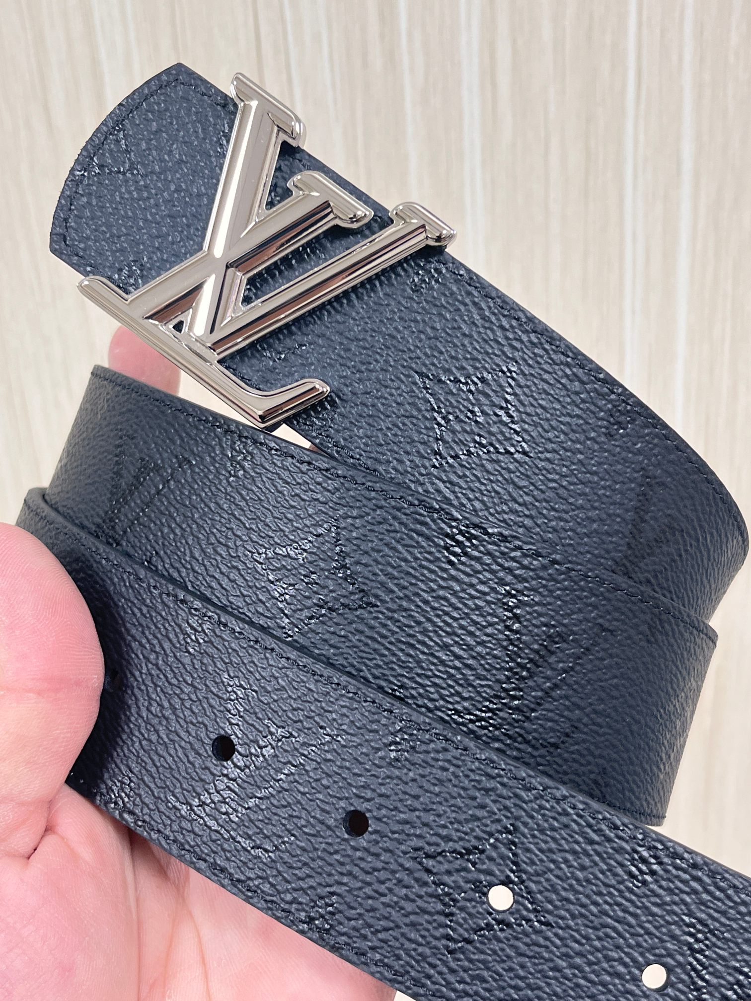 当季新款一腰带两穿：双面设计，一面哑光灰花花休闲，一面纯黑商务，轻松适配通勤、休闲、正式等全场景，经典与