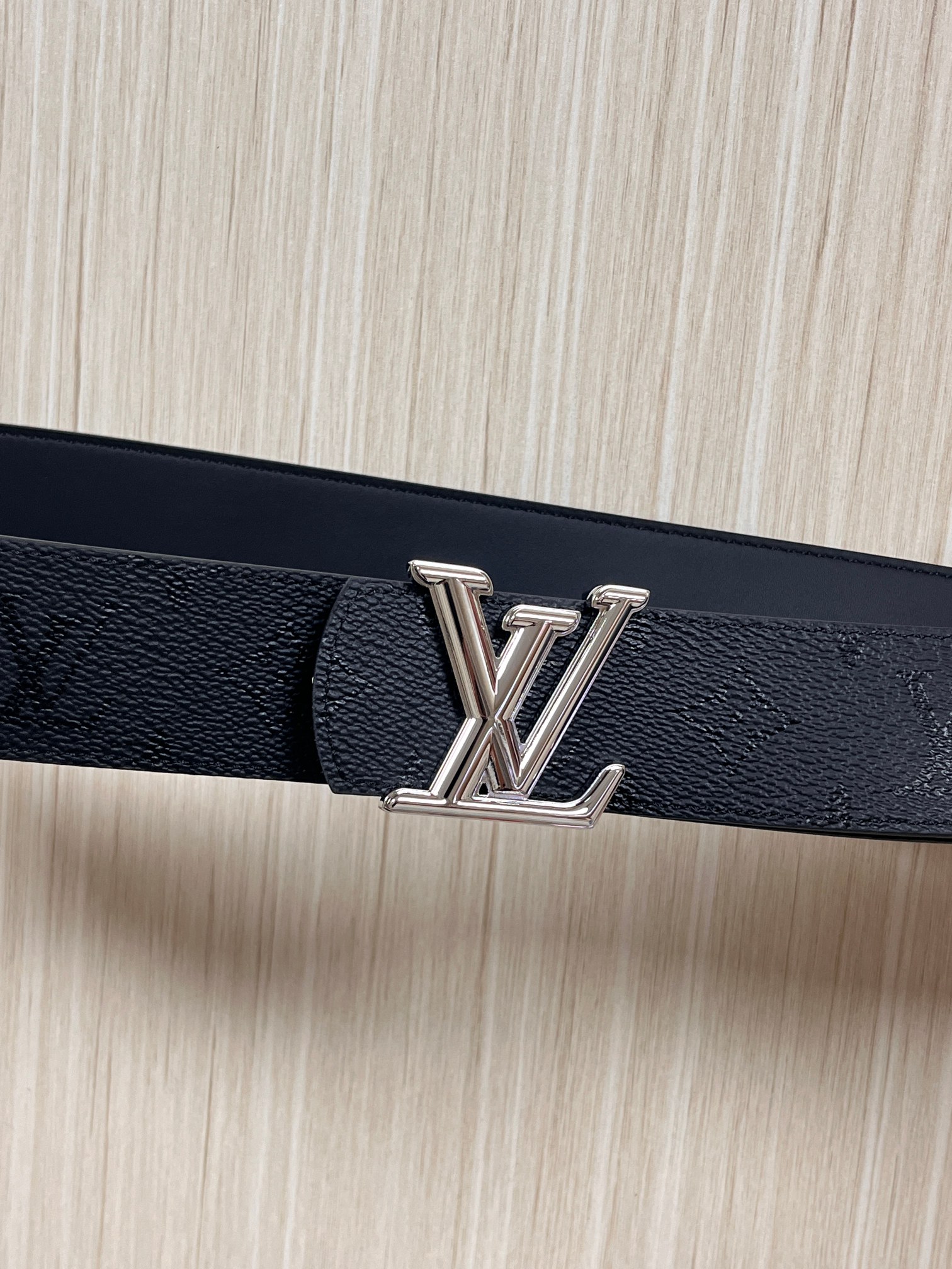 当季新款一腰带两穿：双面设计，一面哑光灰花花休闲，一面纯黑商务，轻松适配通勤、休闲、正式等全场景，经典与