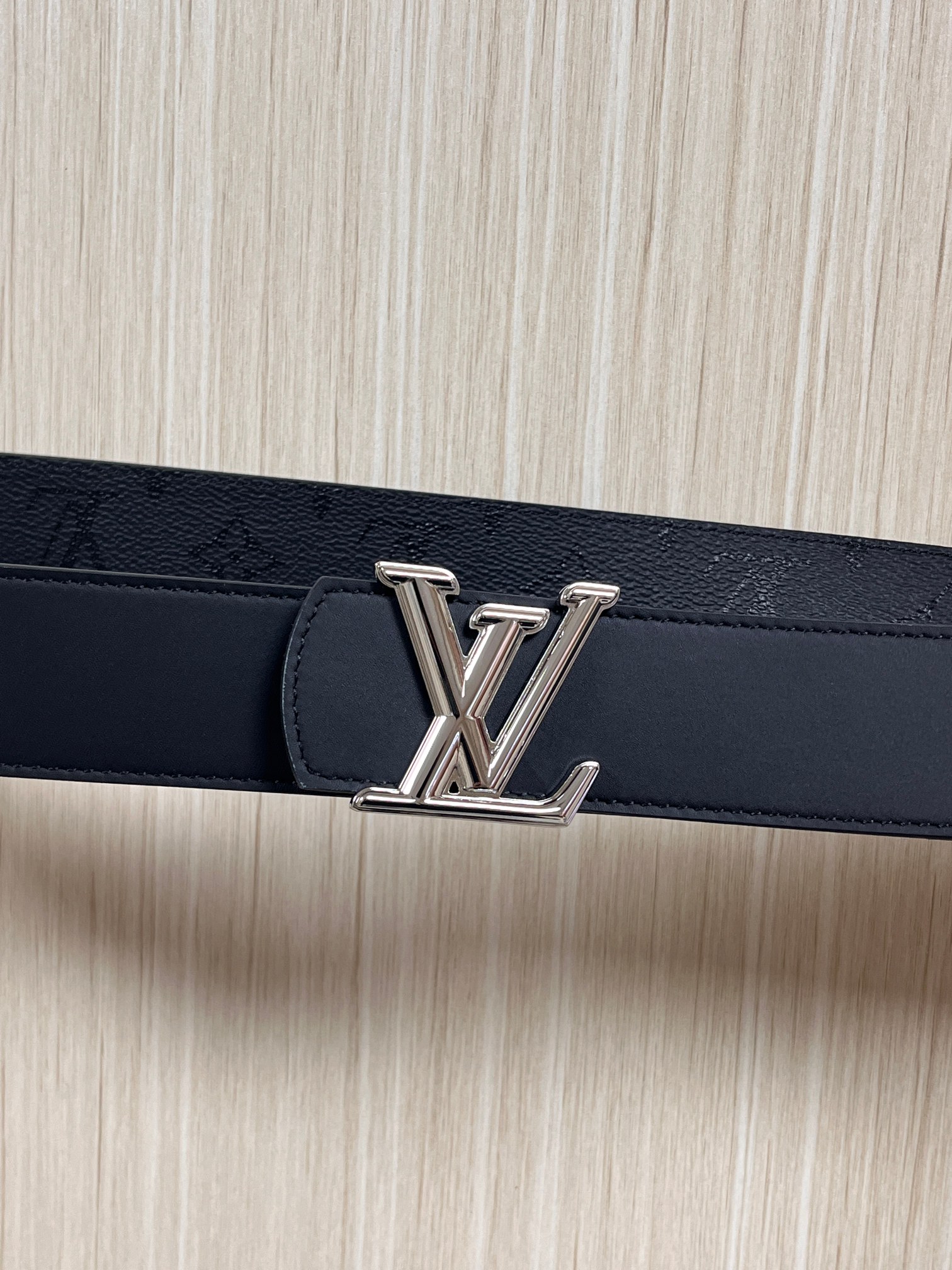 当季新款一腰带两穿：双面设计，一面哑光灰花花休闲，一面纯黑商务，轻松适配通勤、休闲、正式等全场景，经典与