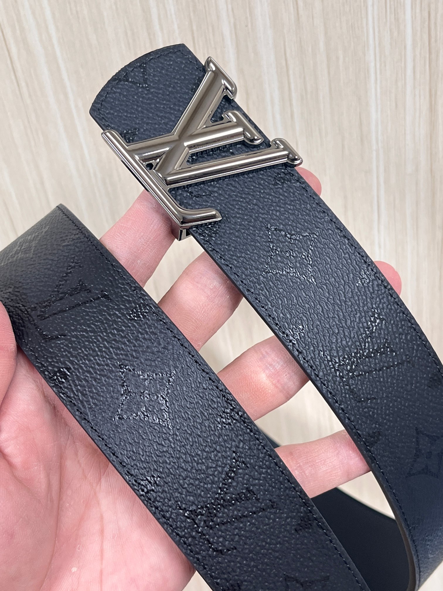 当季新款一腰带两穿：双面设计，一面哑光灰花花休闲，一面纯黑商务，轻松适配通勤、休闲、正式等全场景，经典与